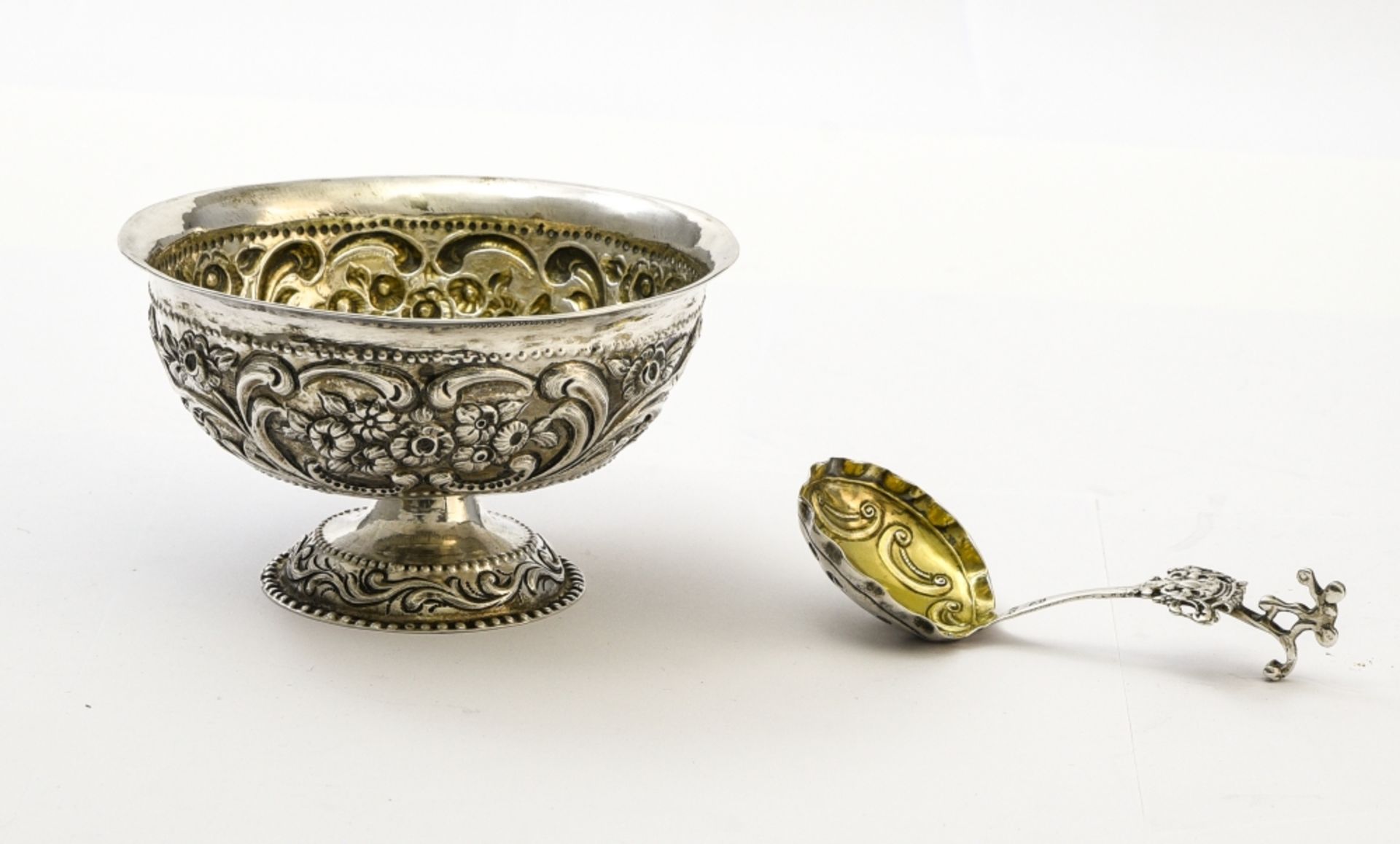 Footed bowl with silver spoon LIKELY 18TH CENTURY Silver with embossed dŽcor of stylised flowers