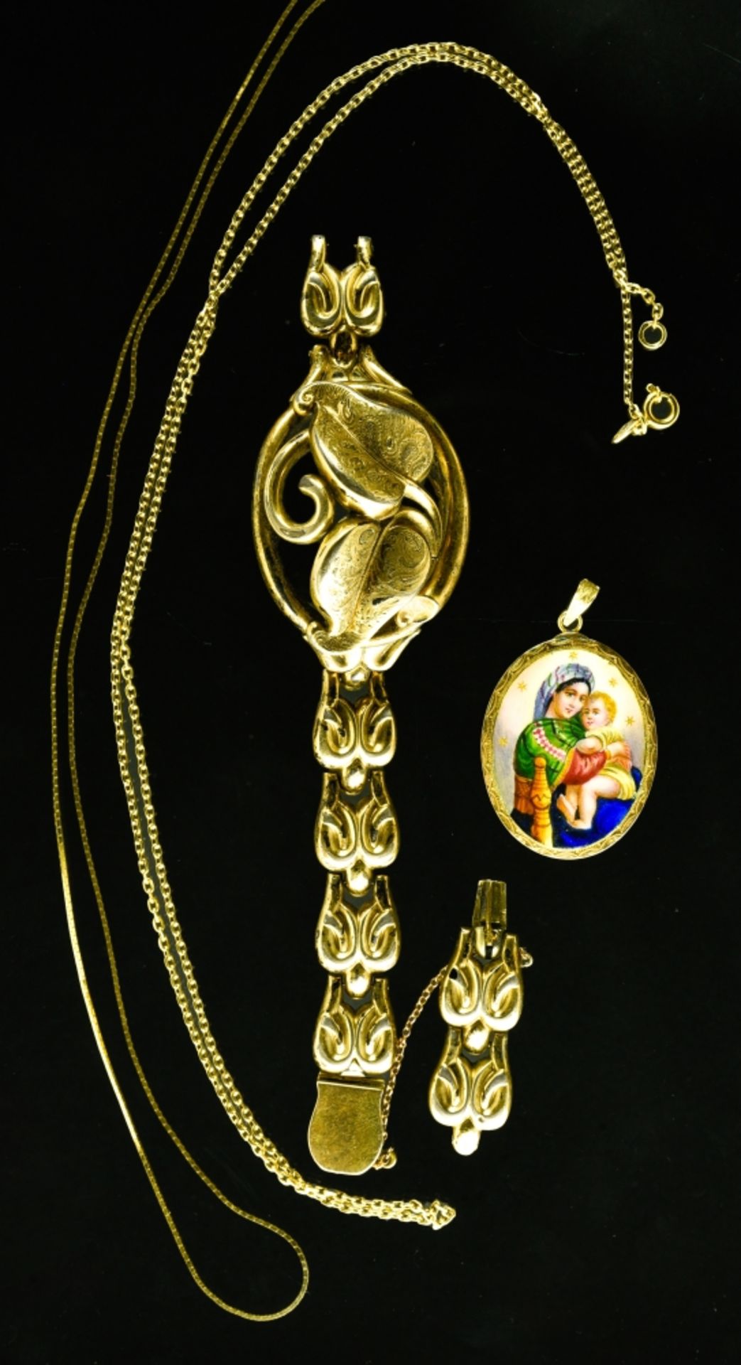 Lot of gold jewellery Includes two 14 kt yellow gold chains (8.1 gr) hallmarked 585 and 14kt; one (