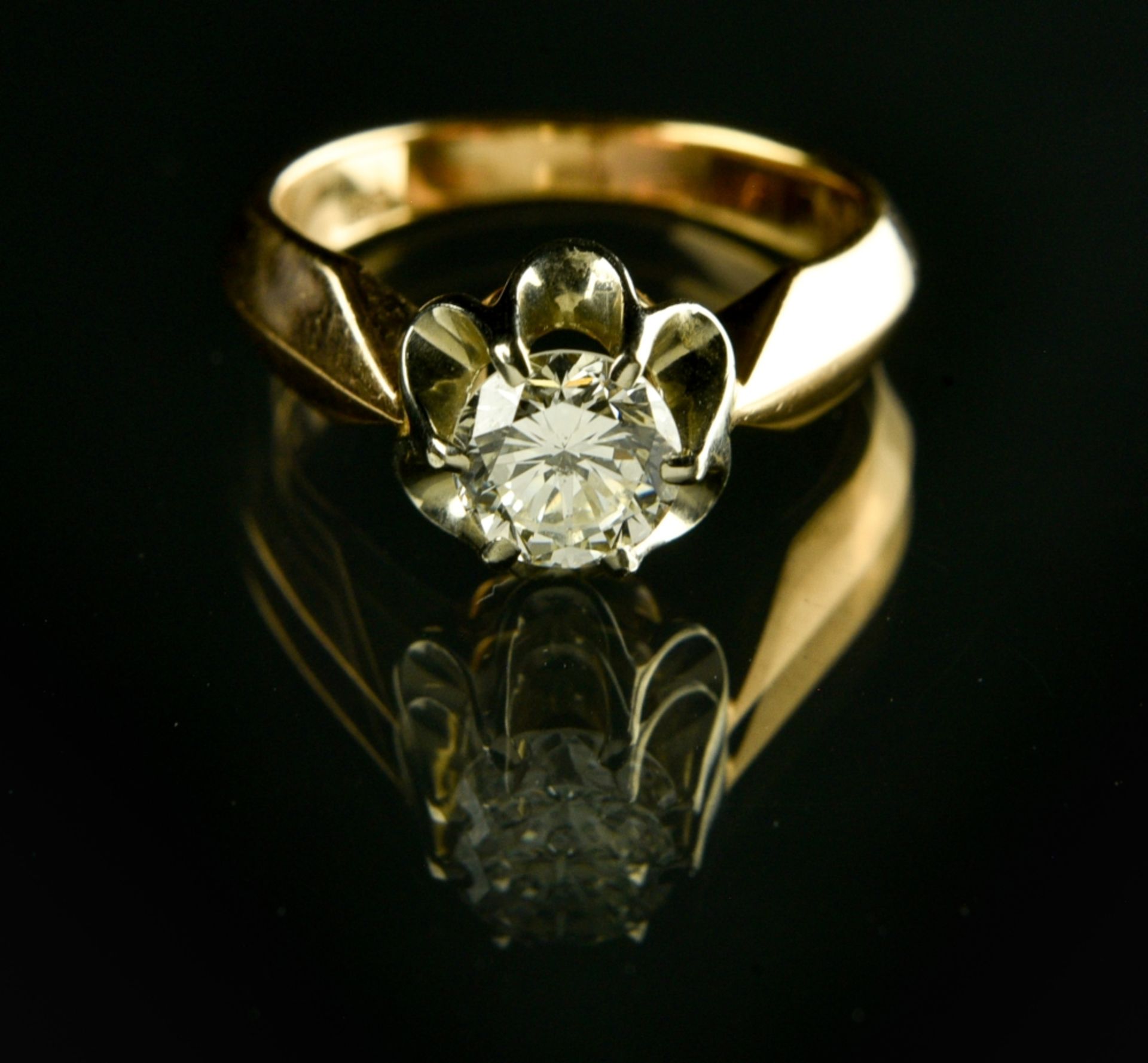 Solitaire ring RUSSIAN WORK, SOVIET ERA 14 kt rose gold, set with a +/- 0.90 ct diamond (SI3) and