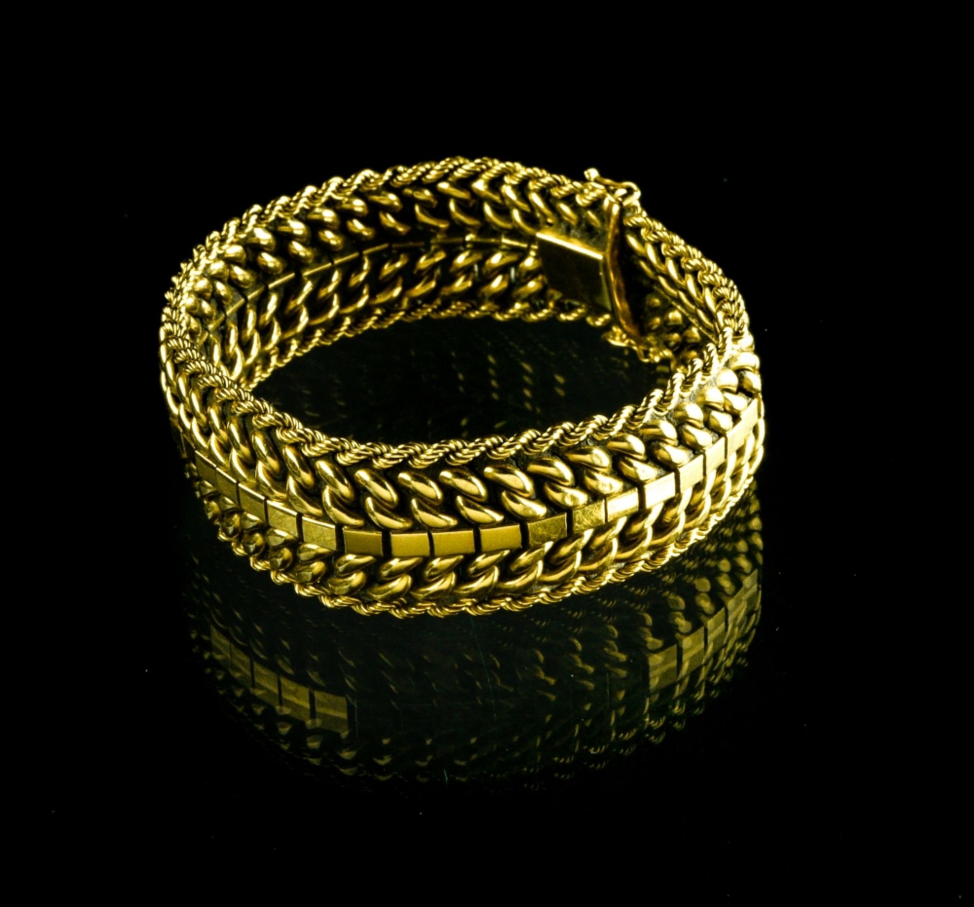 Articulated bracelet 18 kt yellow gold Three chain links need re-welding Width : 1,8 cm L : 18,5