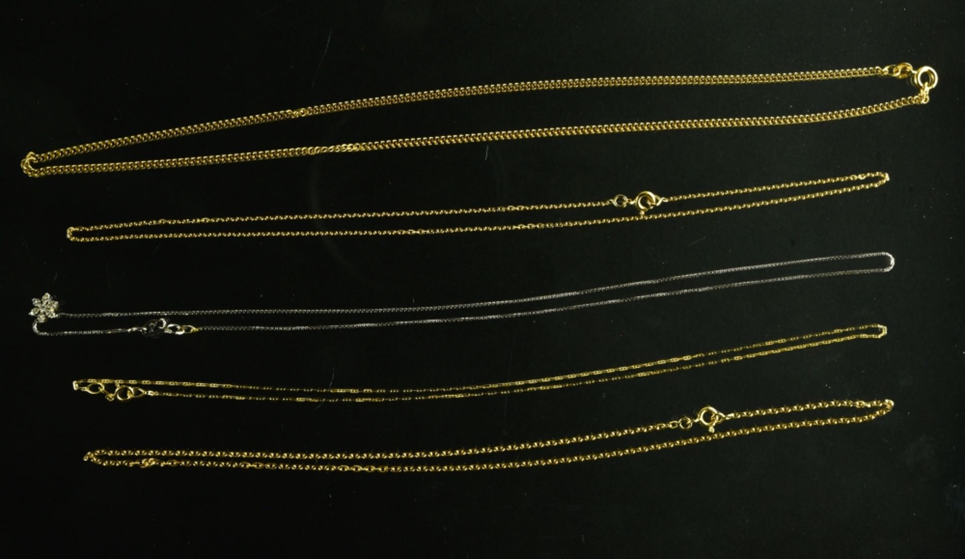 Lot of chains 18 kt gold, includes 4 yellow gold chains (three 40 cm long, and one 45 cm long) - Image 2 of 2