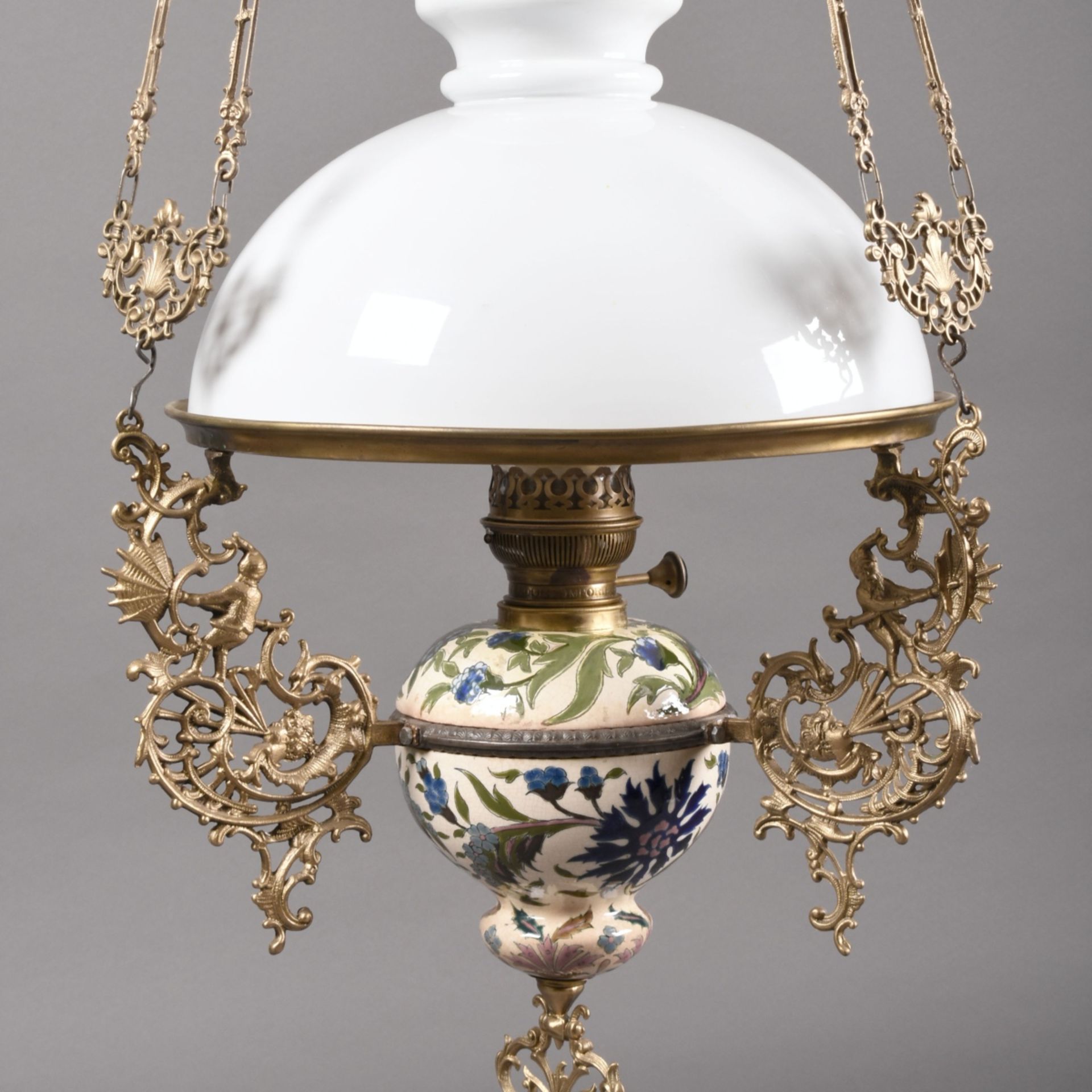 Salon-Deckenpetroleumlampe von Petroleumbehälter mit floralem Dekor in farbiger Glasur 3 abgehende