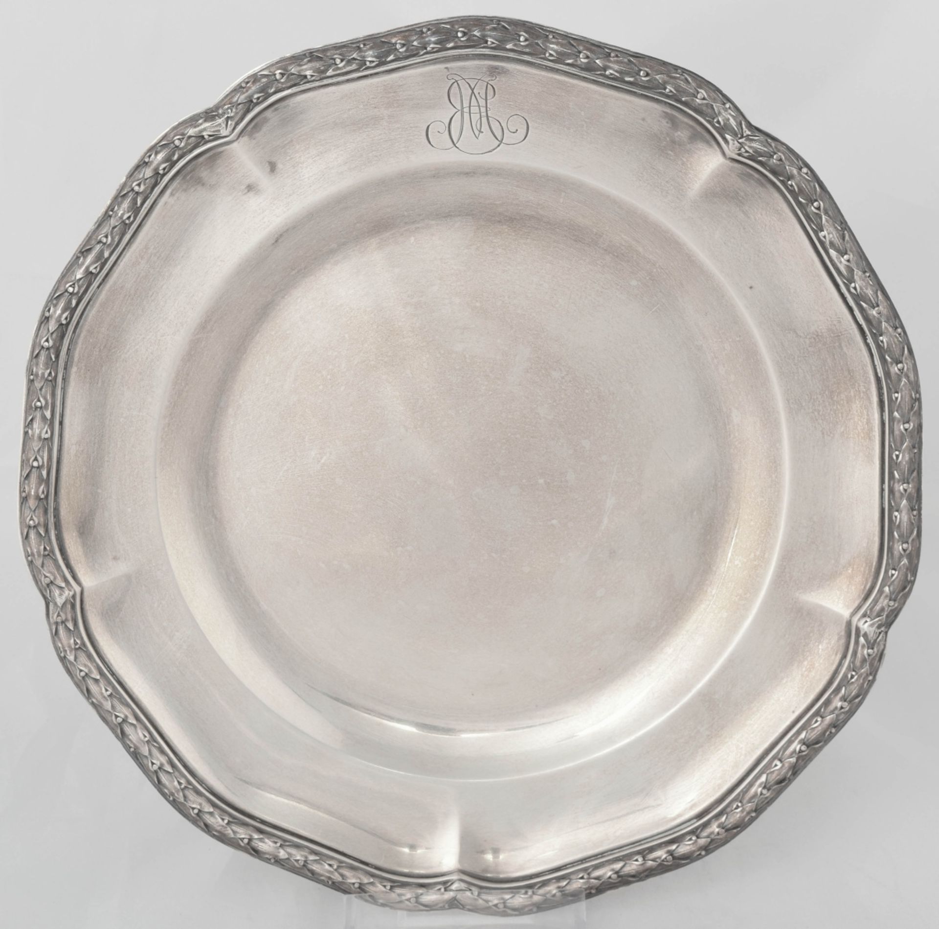 Drei Platzteller Silber 950, u.a. französische Merkurmarke, je runde Form mit passig geschweifter - Bild 11 aus 11