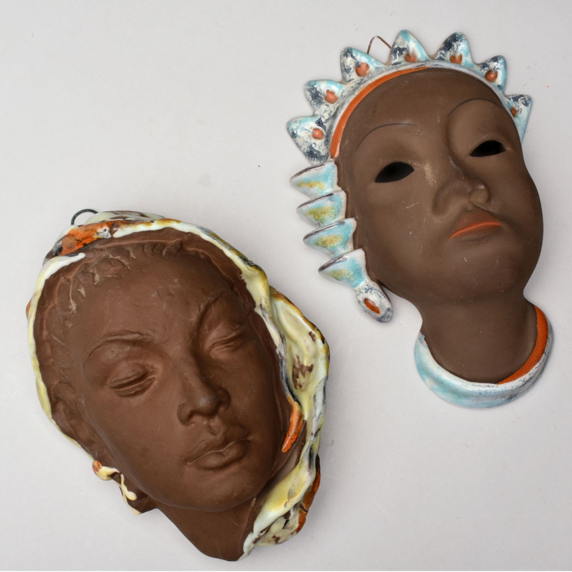 Zwei Wandmasken Hersteller: Staatl. Majolika-Manufaktur Karlsruhe (Pressmarke), weibliches Haupt mi - Bild 2 aus 2