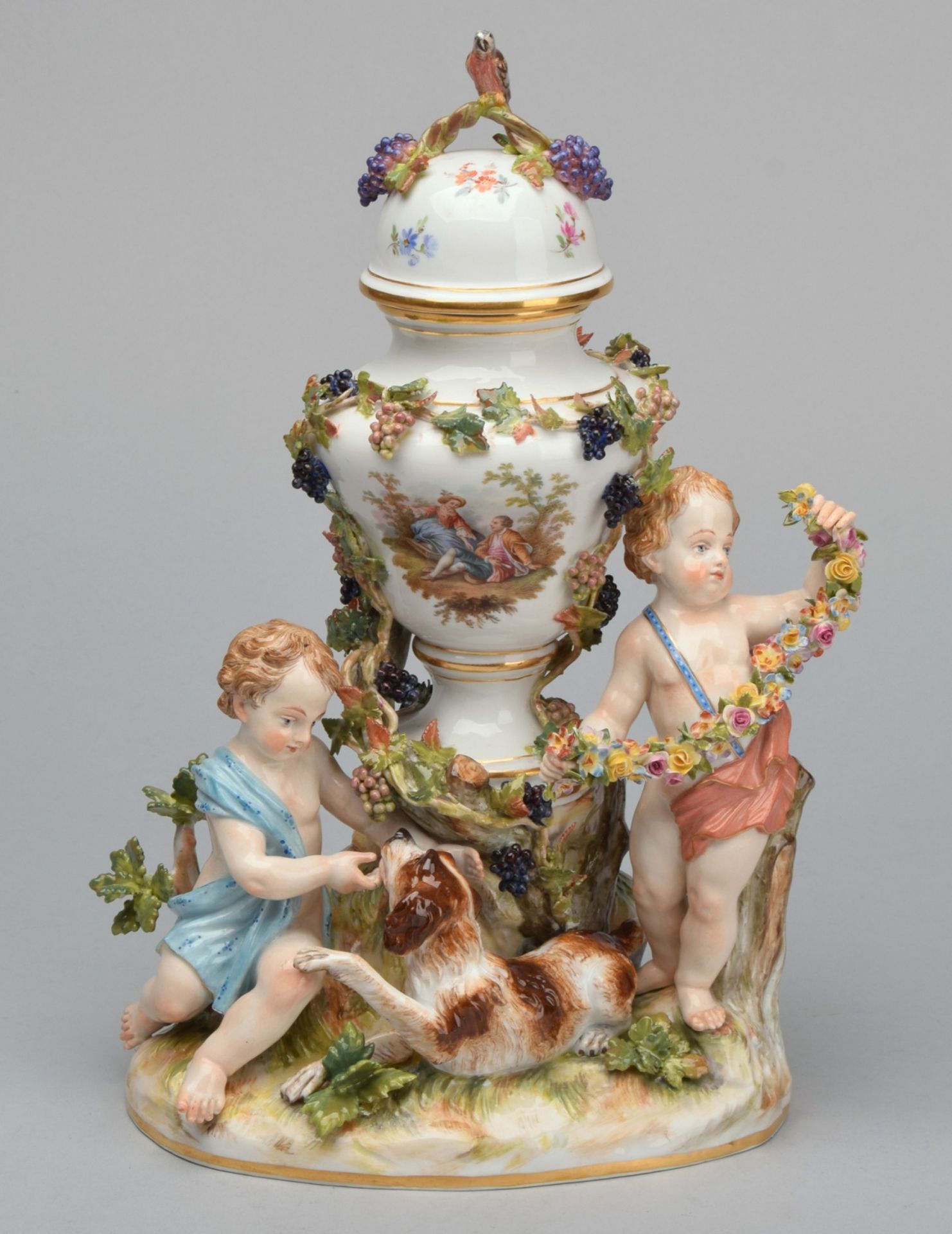 Potpourrivase mit Amoretten Manufaktur Meissen, Schwerter unterglasurblau, I. Wahl, Modell von J.J. - Image 2 of 4