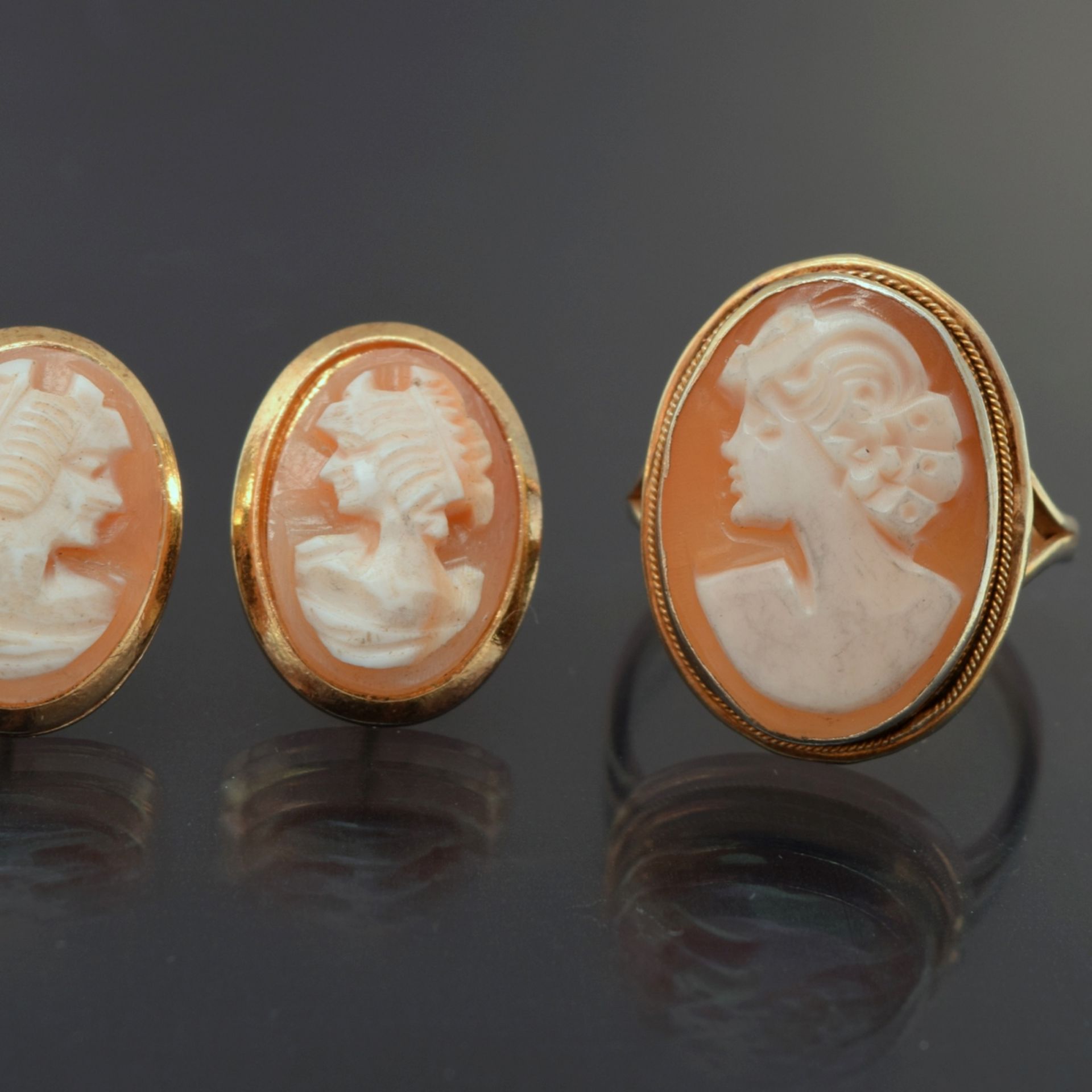 Kameeschmuckset Silber 925, dabei Paar Ohrstecker und Ring, je ovale Muschelkamee mit dem Brustbild