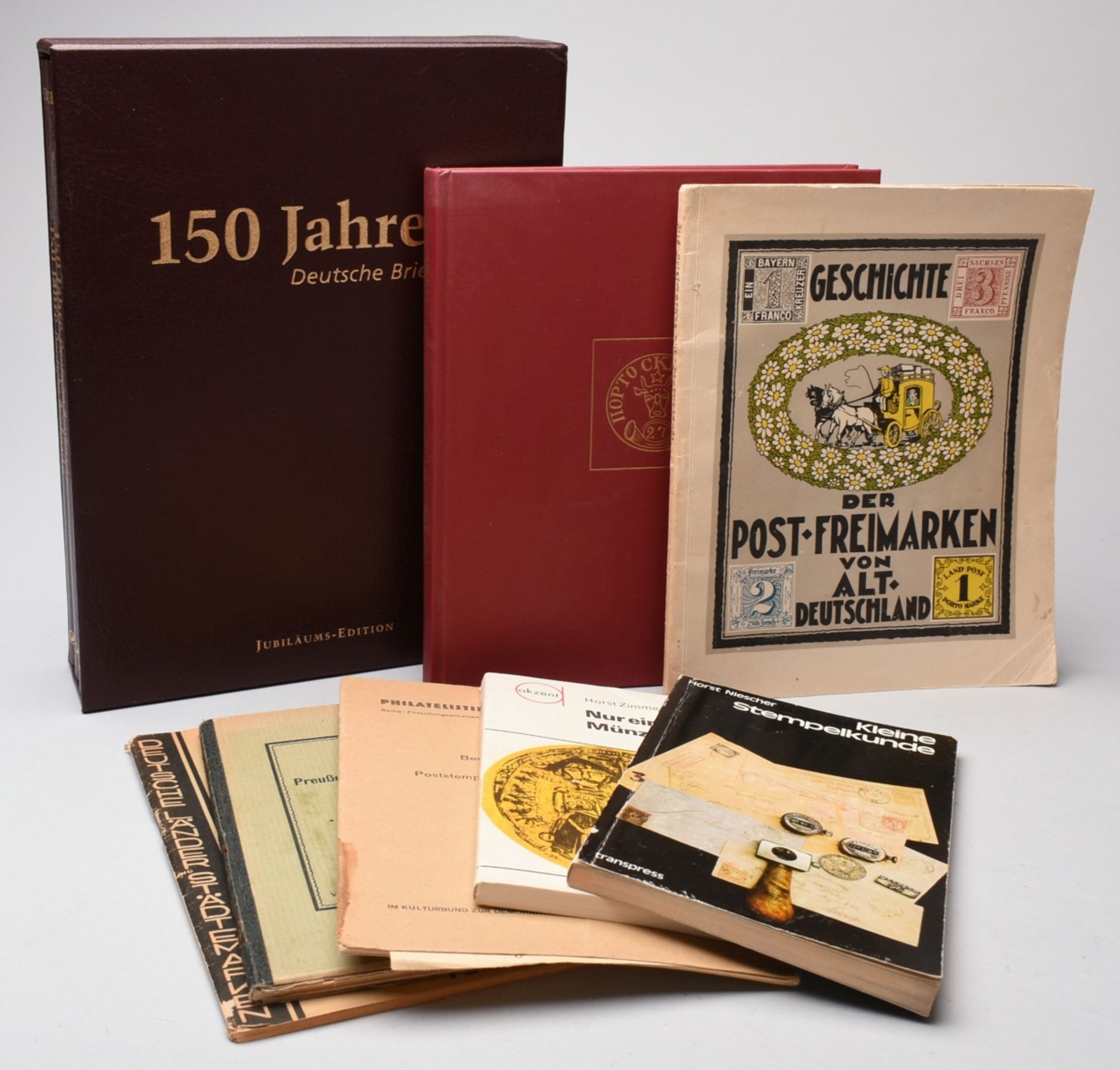 Konvolut Kataloge und Briefmarkenzubehör insg. wohl an die 30 Bücher und Broschur, Zubehörteile, - Image 3 of 3