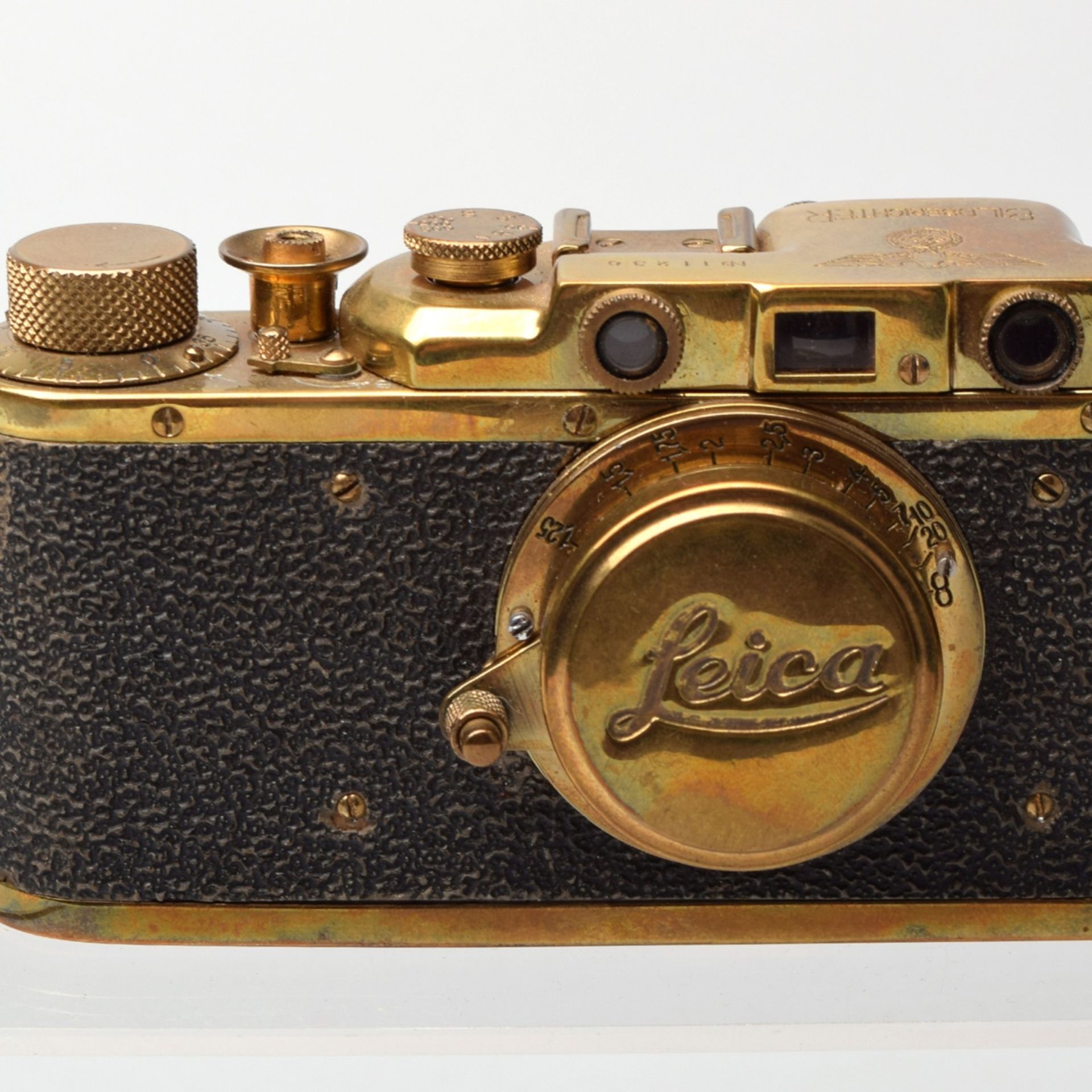 Kamera Hersteller: Leica, Modell: II Gold (wohl russische Kopie), vermessingt, Nr. 11236, auf Obers