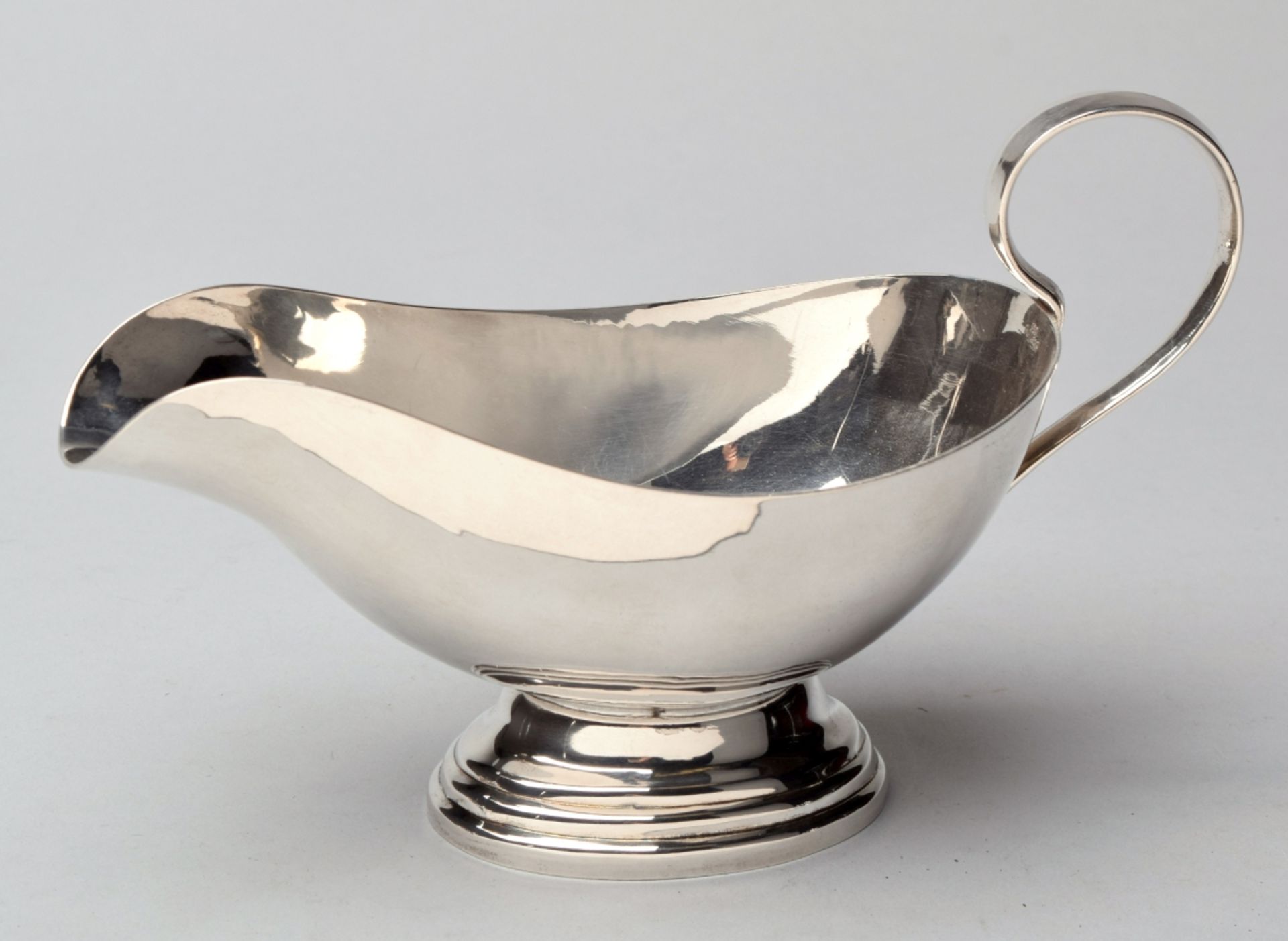 Sauciere Silber 925, ungemarkt, klassische Ausformung mit getrepptem Ovalfuß, gebogene Handhabe, H - Bild 2 aus 2