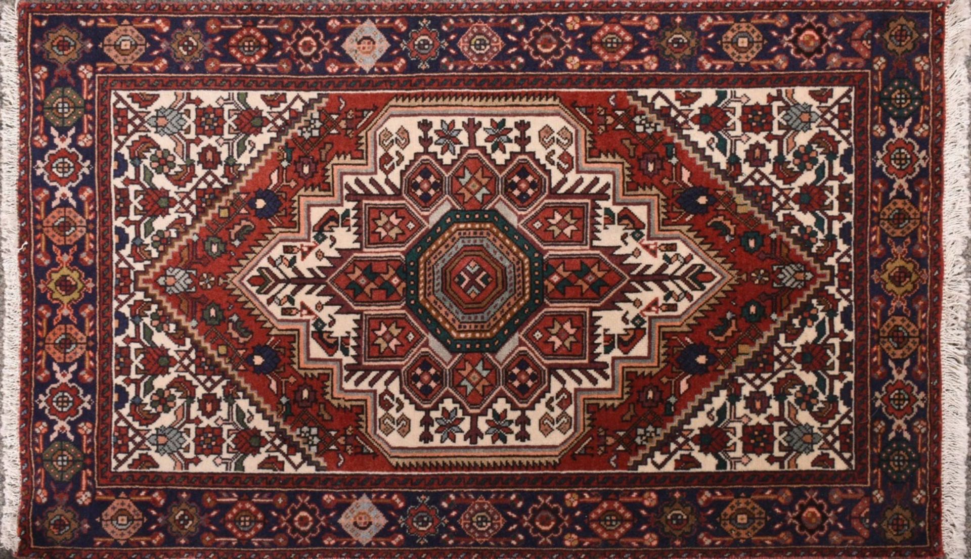 Brücke Persien, Wolle handgeknüpft, geometrisch gemustert mit zentralem Zackenmedaillon in Rot, N - Bild 2 aus 3