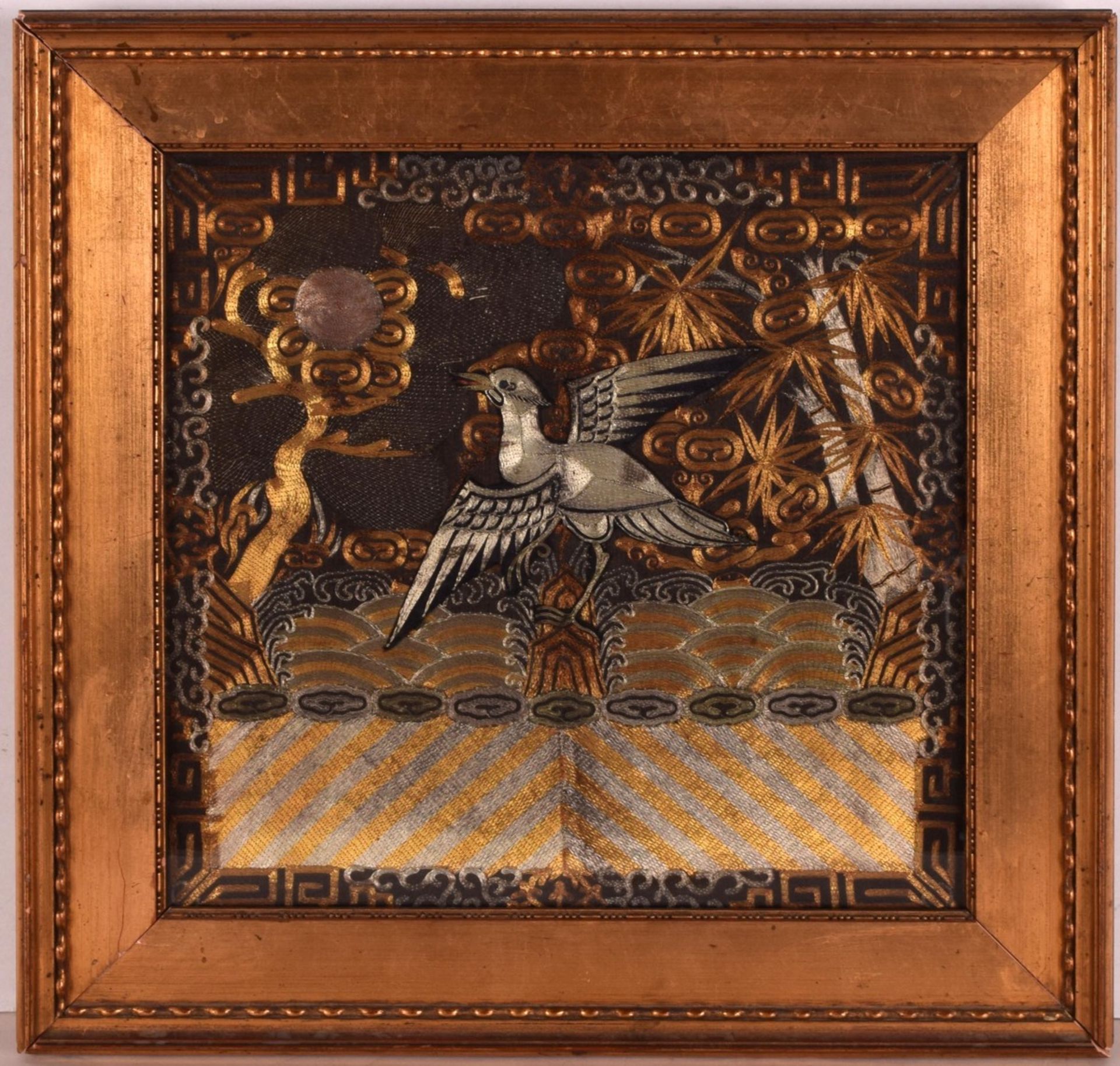 Künstlerarbeit auf Stoff Stickerei u.a. mit Gold- und Silberfäden, Darstellung eines Vogels mit a - Bild 2 aus 3