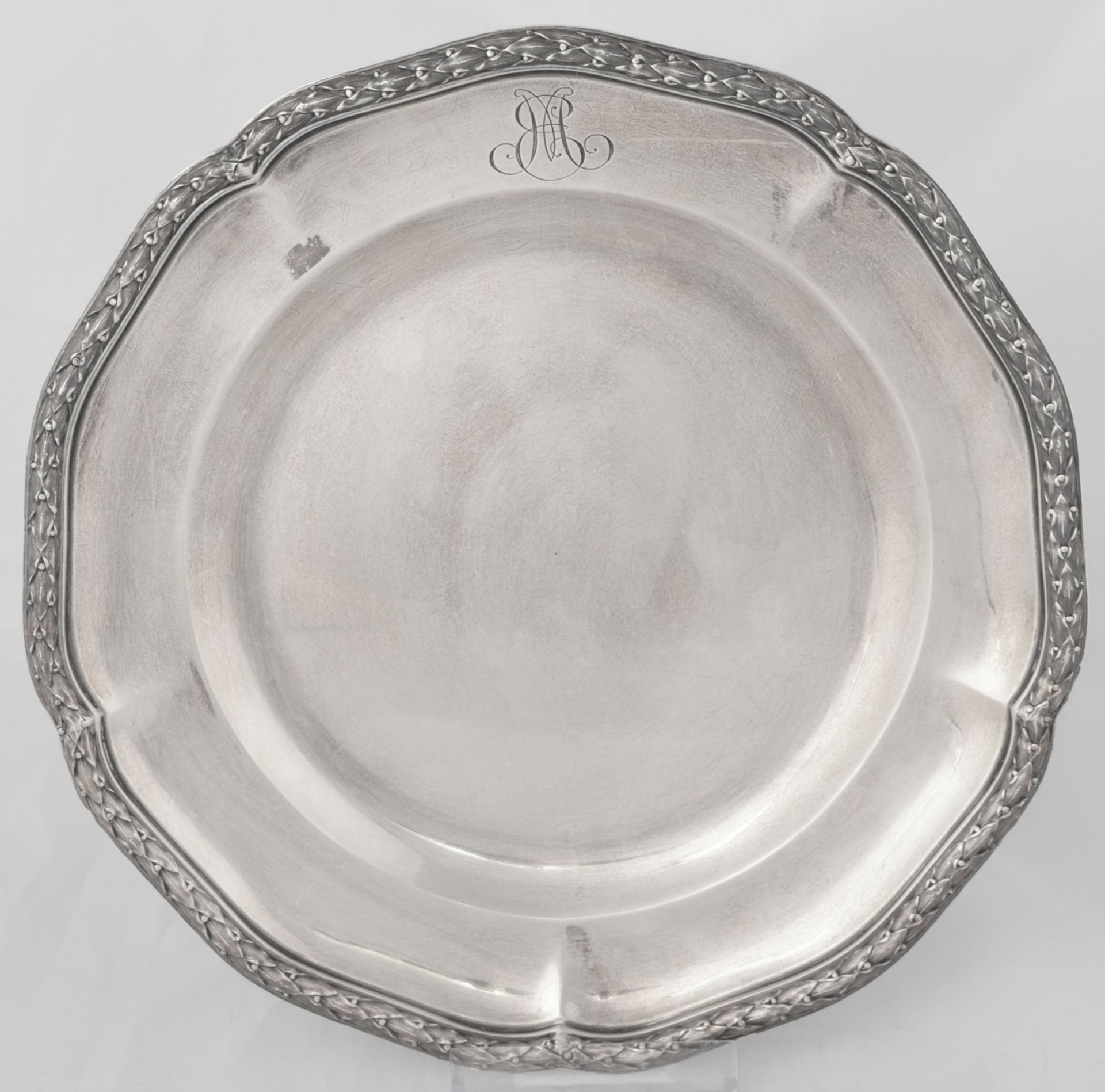 Drei Platzteller Silber 950, u.a. französische Merkurmarke, je runde Form mit passig geschweifter - Bild 5 aus 11