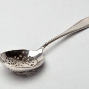 Zuckerstreulöffel Silber 800, gemarkt "G", randständiger Rillendekor, am Griffende Girlande, spir