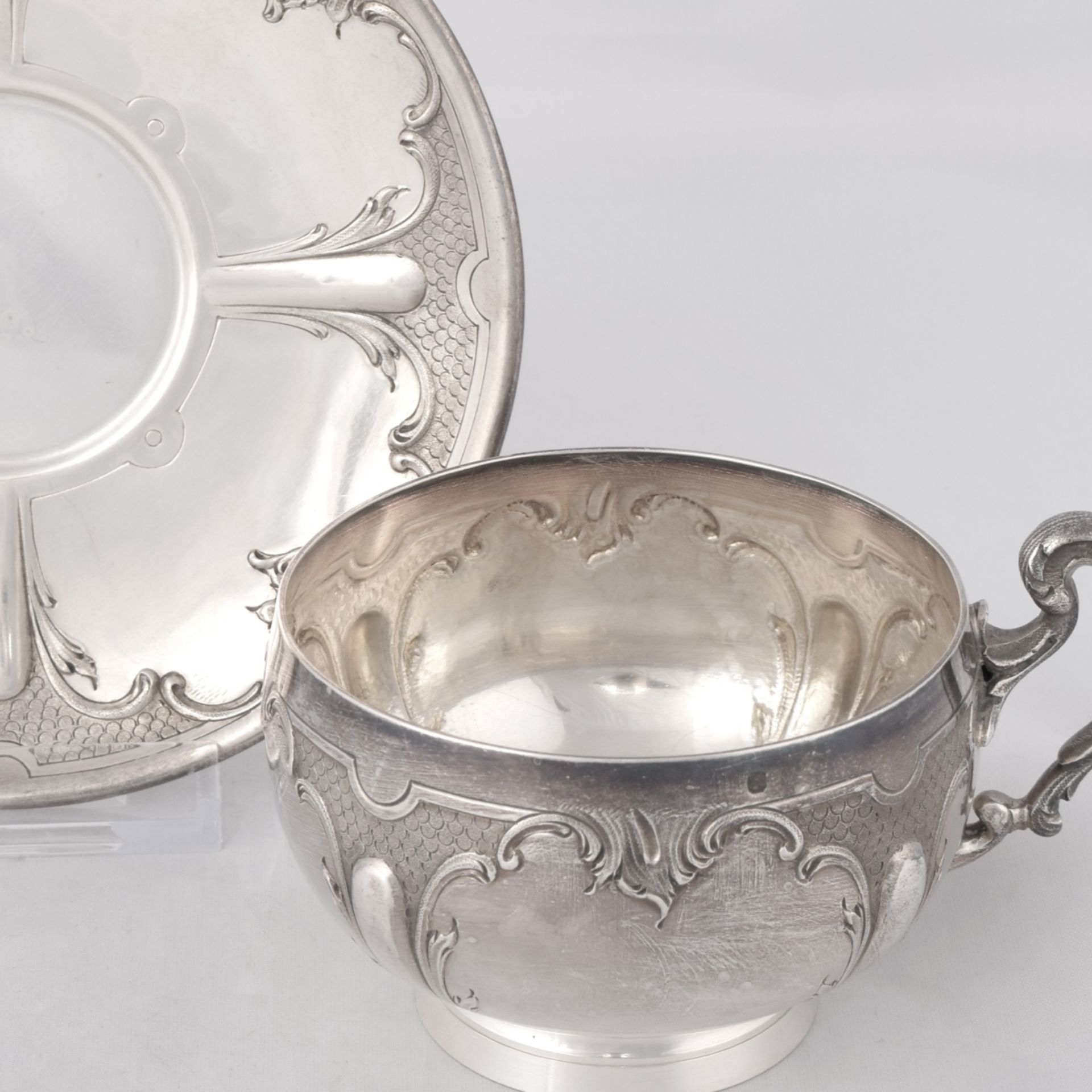 Tasse mit Untertasse Silber 950, Meistermarke Henri Soufflot, Paris, reliefierter Rocailledekor mit