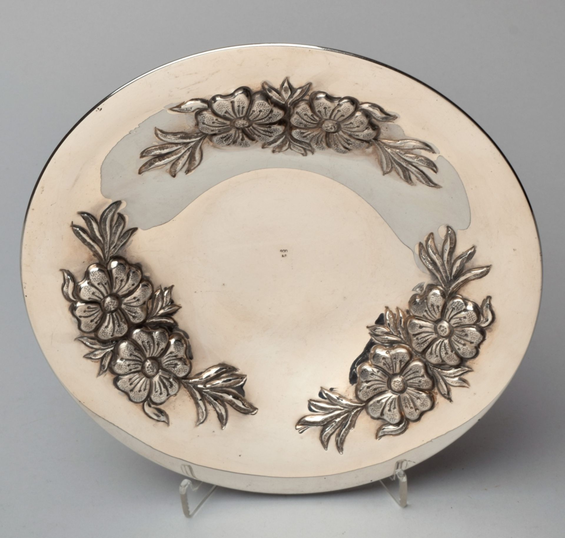 Schale Silber 900, undeutlich gemarkt, flach gemuldete Rundschale mit herausgearbeiteten Blütenmot - Bild 2 aus 2