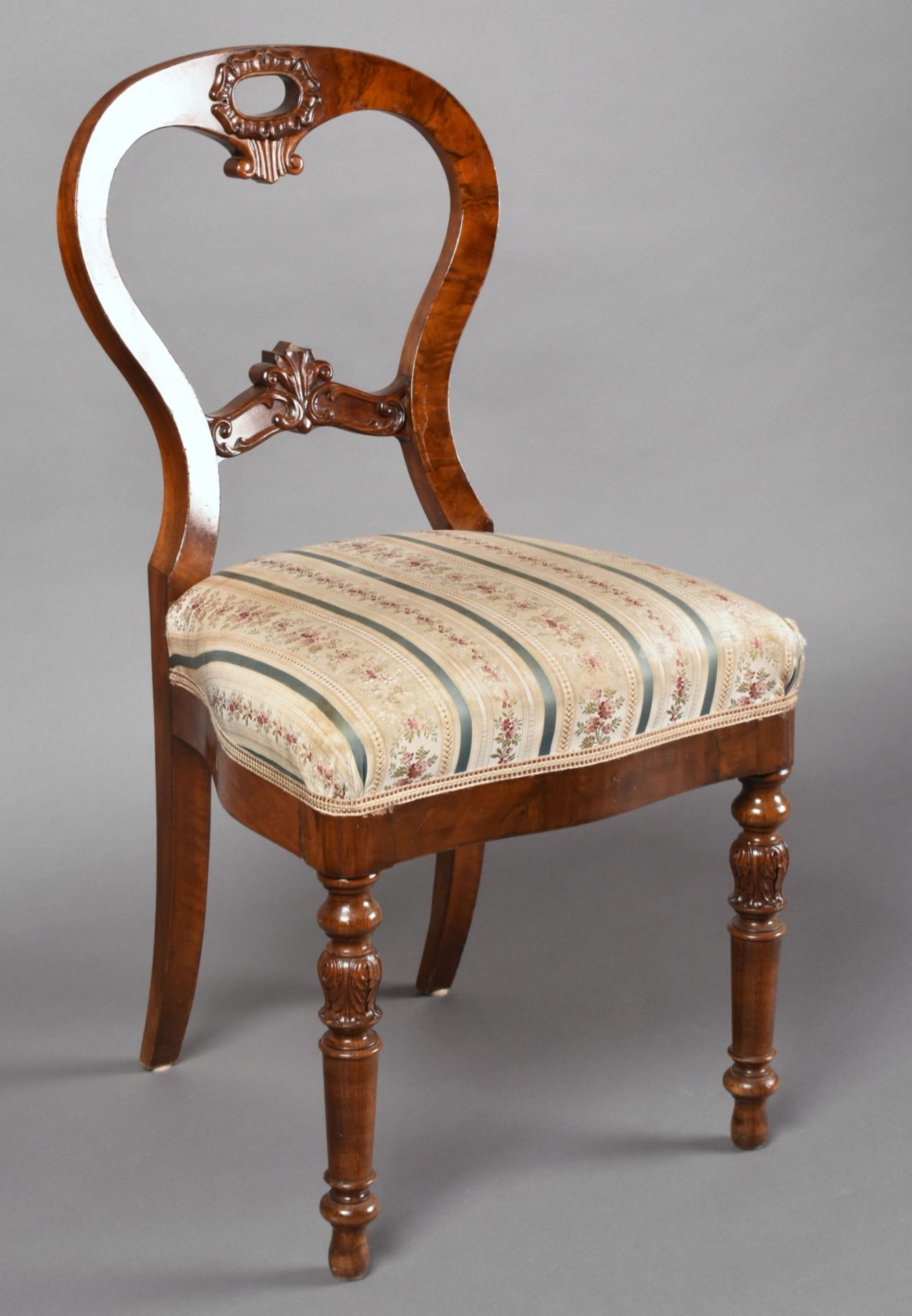 Medaillon-Stuhl Nussbaum, vorn gedrechselte, hinten ausgestellte Vierkantbeine, geschweifte - Image 3 of 3