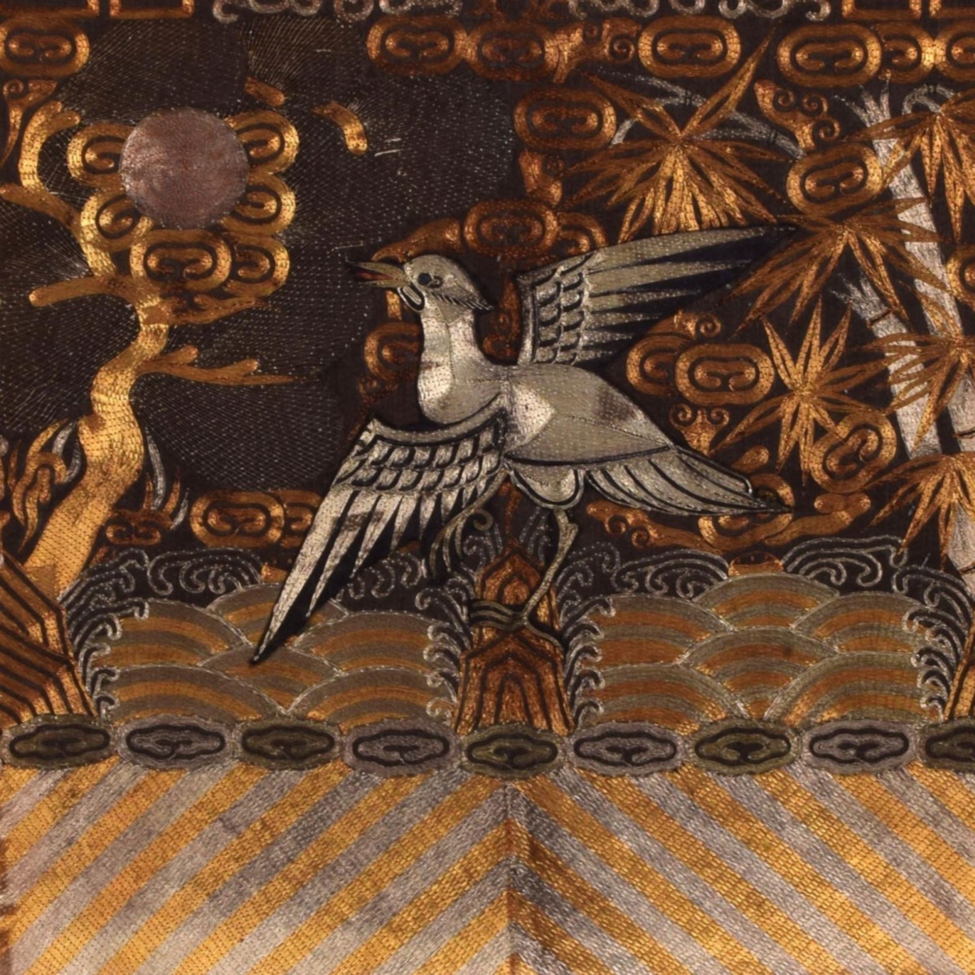 Künstlerarbeit auf Stoff Stickerei u.a. mit Gold- und Silberfäden, Darstellung eines Vogels mit a