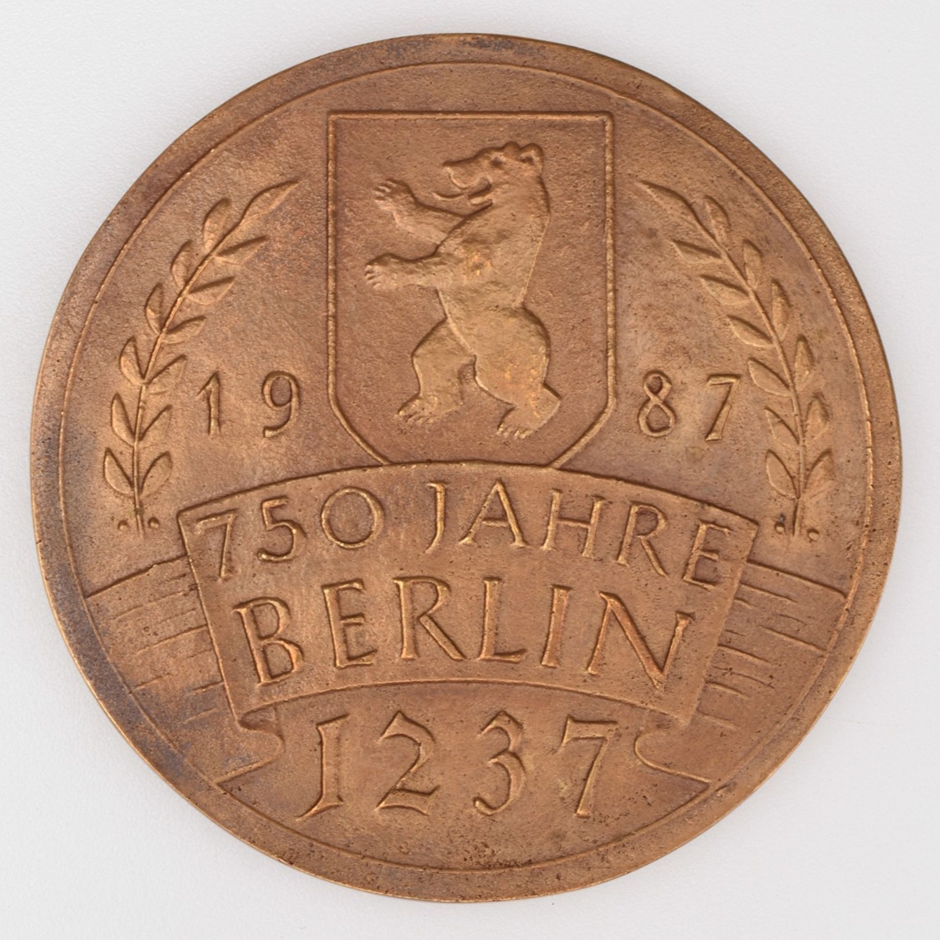 Medaille "750 Jahre Berlin" Bronze, Hersteller: Bronzegießerei Hans Füssel - Ingrid Günzel/Berli - Bild 2 aus 3