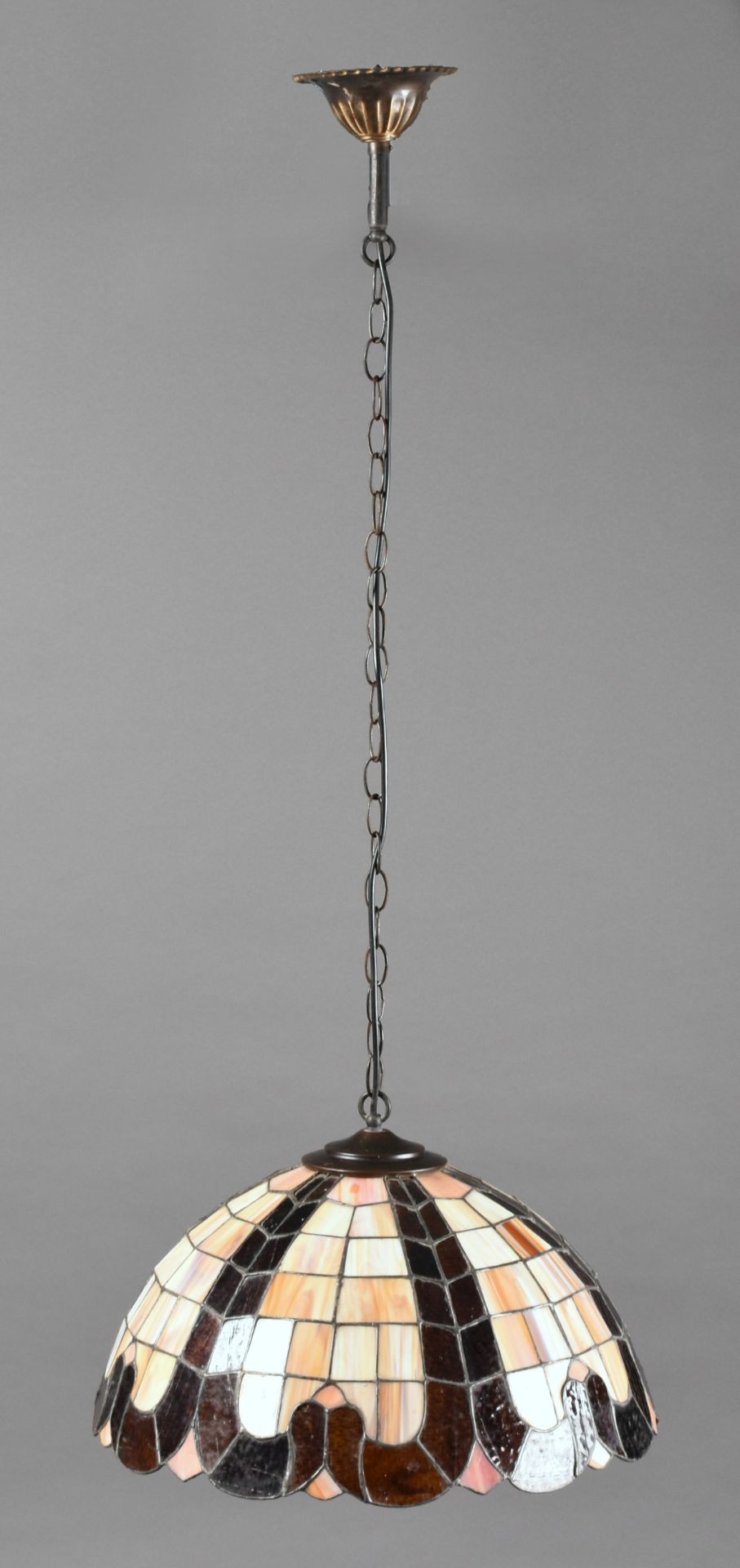 Deckenleuchte halbrunder Schirm im Tiffany-Stil, polychromes Glas, je 2 schmale geschwungene bräun - Bild 2 aus 3