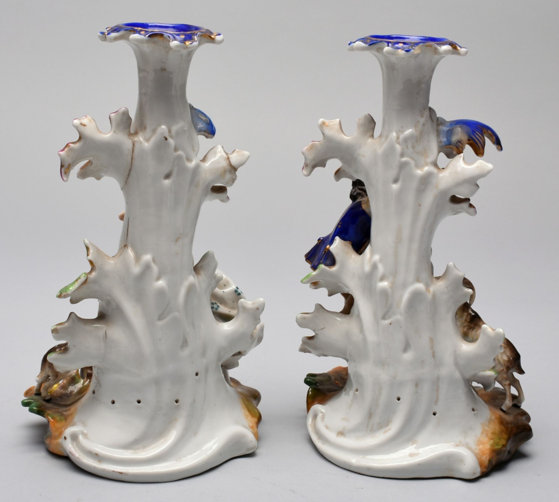 Paar figürliche Leuchter ungemarkt, je einflammig, Fuß und Schaft plastisch mit geschwungenen Bla - Bild 3 aus 3