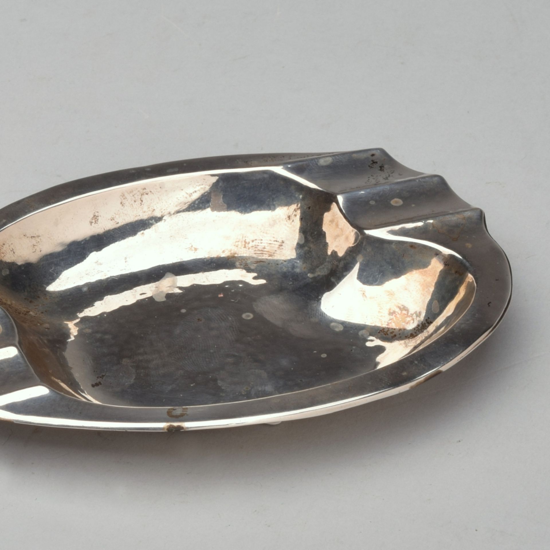 Aschenbecher Silber 800, Hersteller: Hugo Böhm, Schwäbisch Gmünd, oval geschweifte Form mit 4 Ab