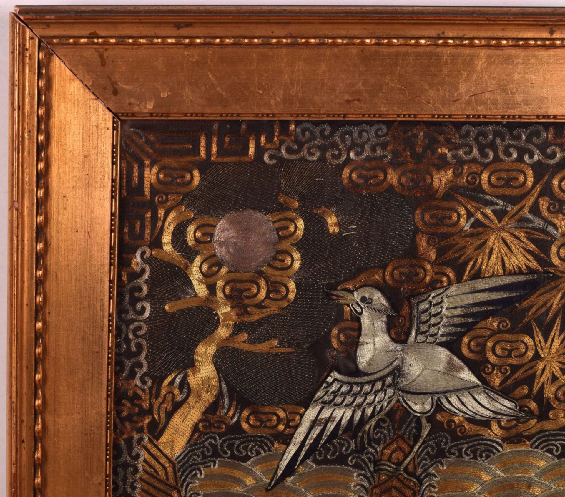 Künstlerarbeit auf Stoff Stickerei u.a. mit Gold- und Silberfäden, Darstellung eines Vogels mit a - Bild 3 aus 3