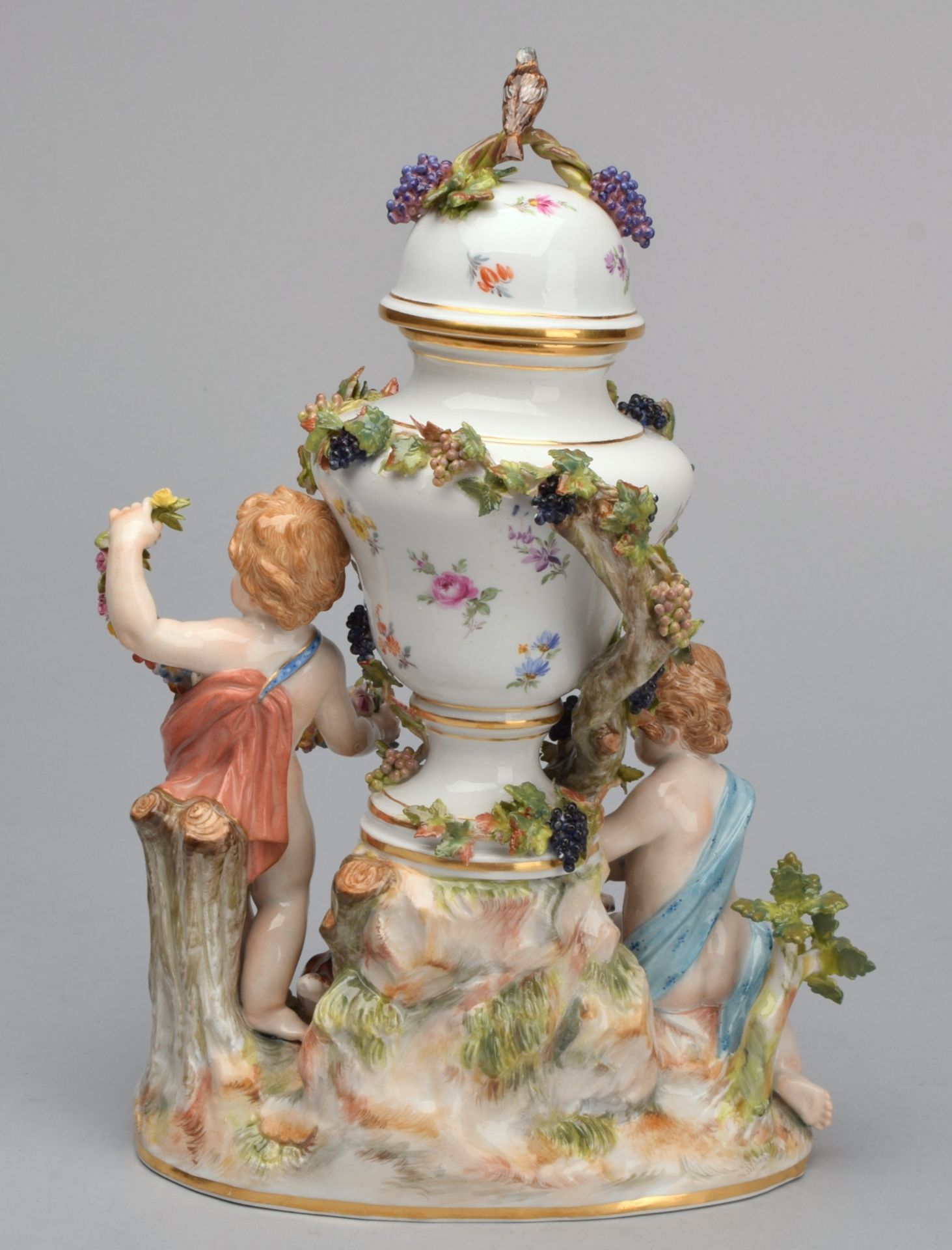 Potpourrivase mit Amoretten Manufaktur Meissen, Schwerter unterglasurblau, I. Wahl, Modell von J.J. - Image 3 of 4