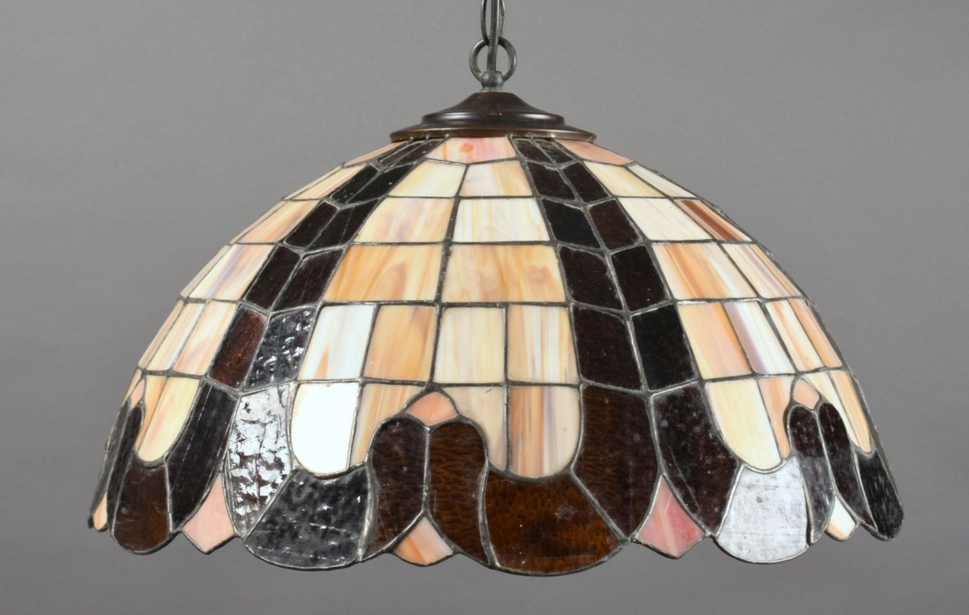 Deckenleuchte halbrunder Schirm im Tiffany-Stil, polychromes Glas, je 2 schmale geschwungene bräun - Bild 3 aus 3