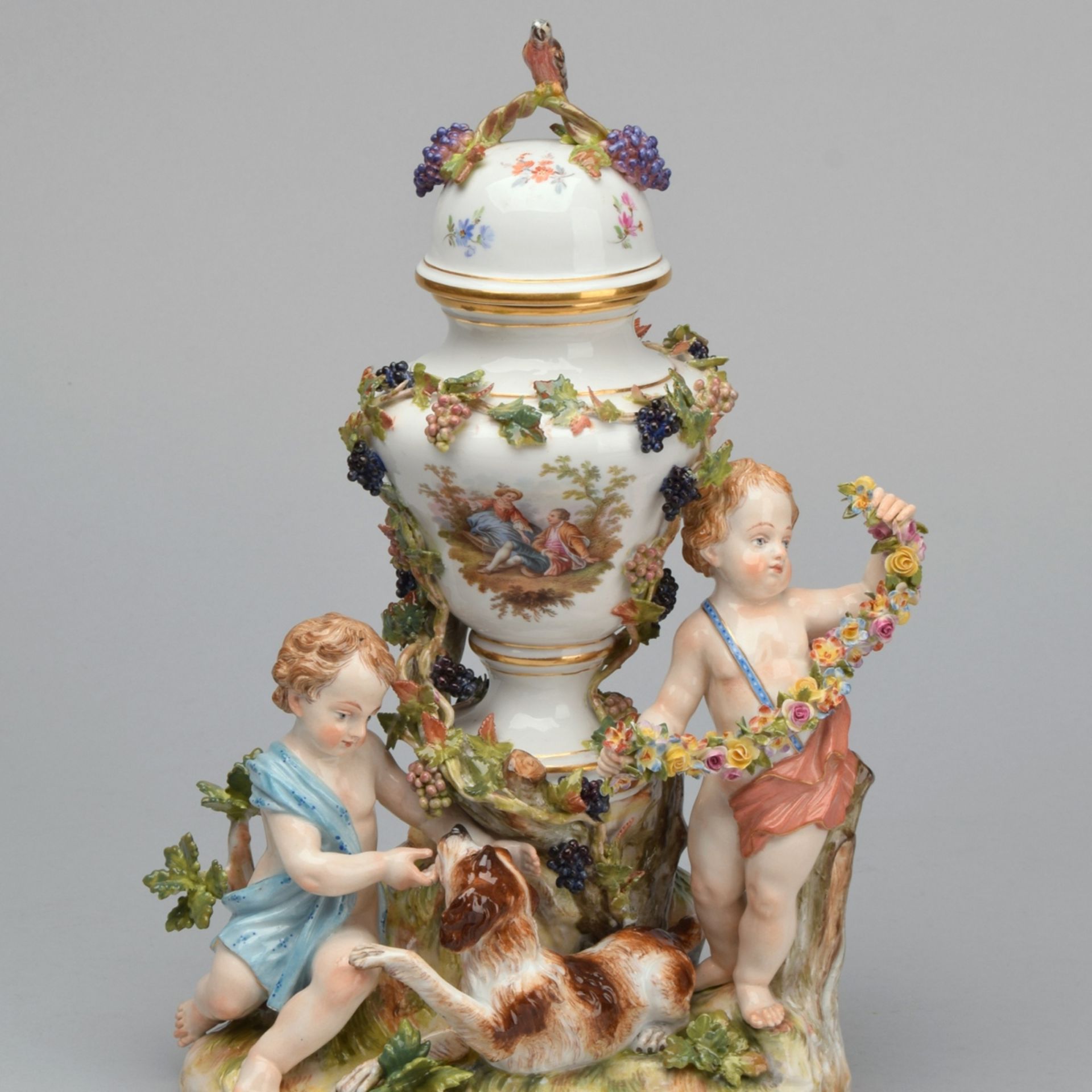 Potpourrivase mit Amoretten Manufaktur Meissen, Schwerter unterglasurblau, I. Wahl, Modell von J.J.