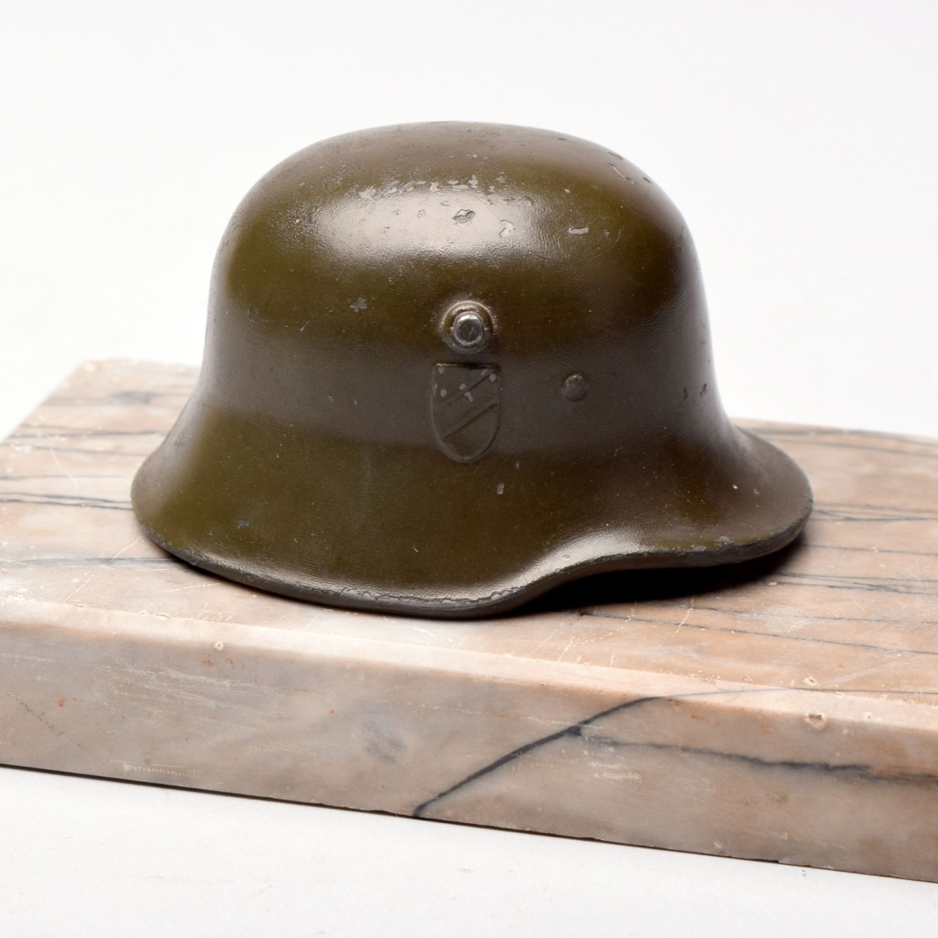 Briefbeschwerer mit Stahlhelm rechteckige Steinplatte, darauf Stahlhelmnachbildung mit Reichsadler