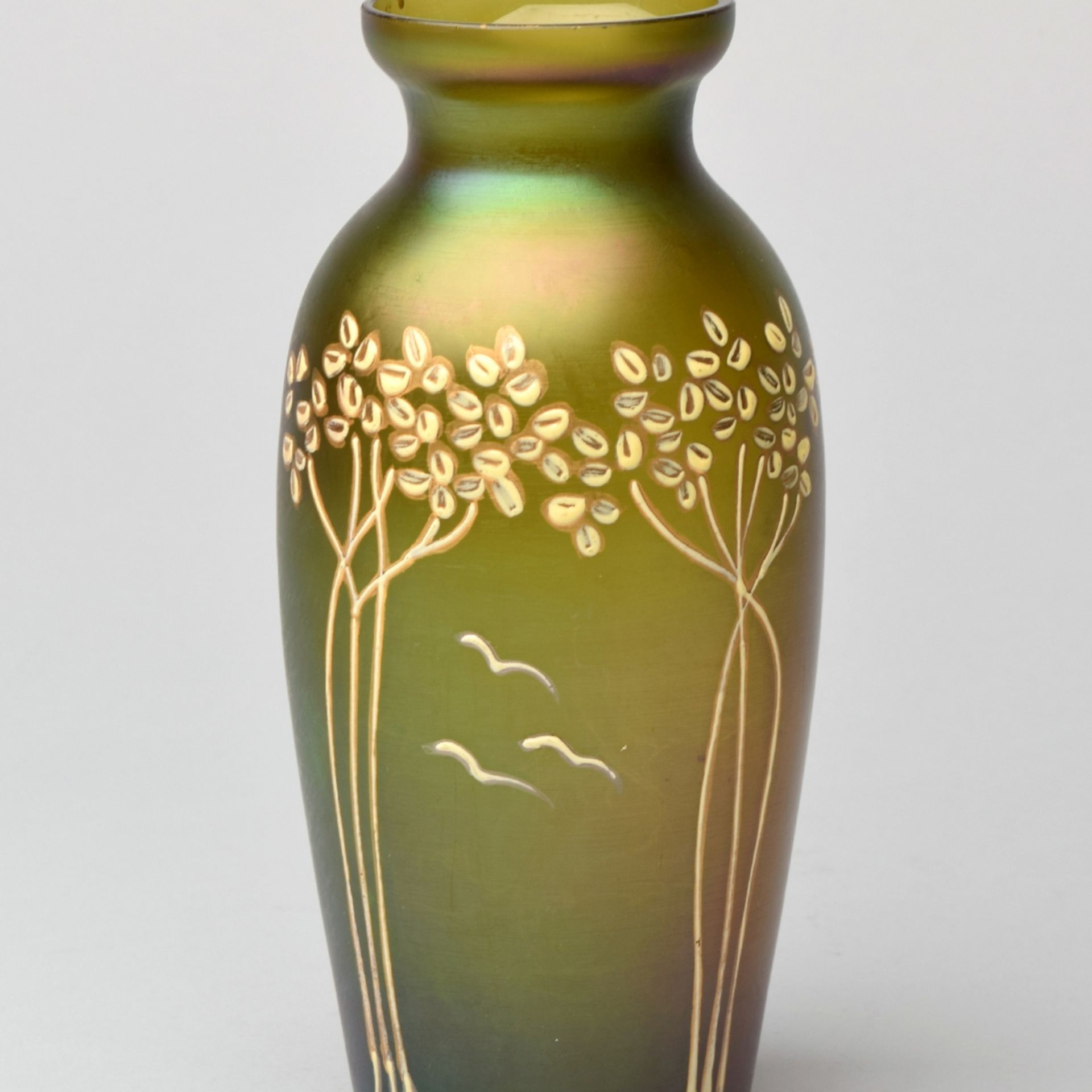 Jugendstil-Vase moosgrün eingefärbtes Glas, zur Schulter hin leicht gebauchte Form mit geschnürt