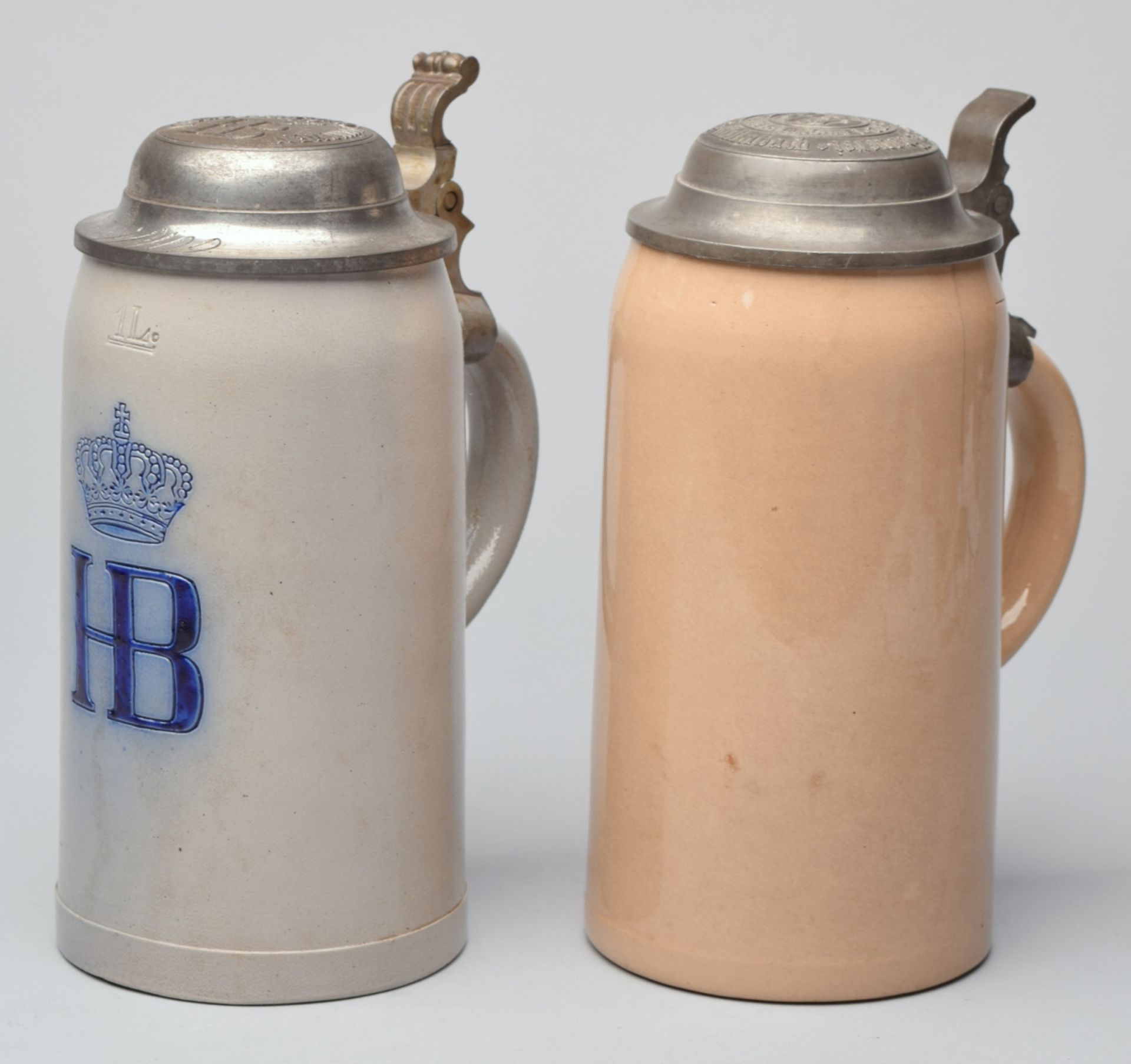 Zwei Brauerei-Deckelhumpen ungemarkt, Steinzeug, je Zylinderform, graue Salzglasur bzw. in Beige gl - Image 2 of 2