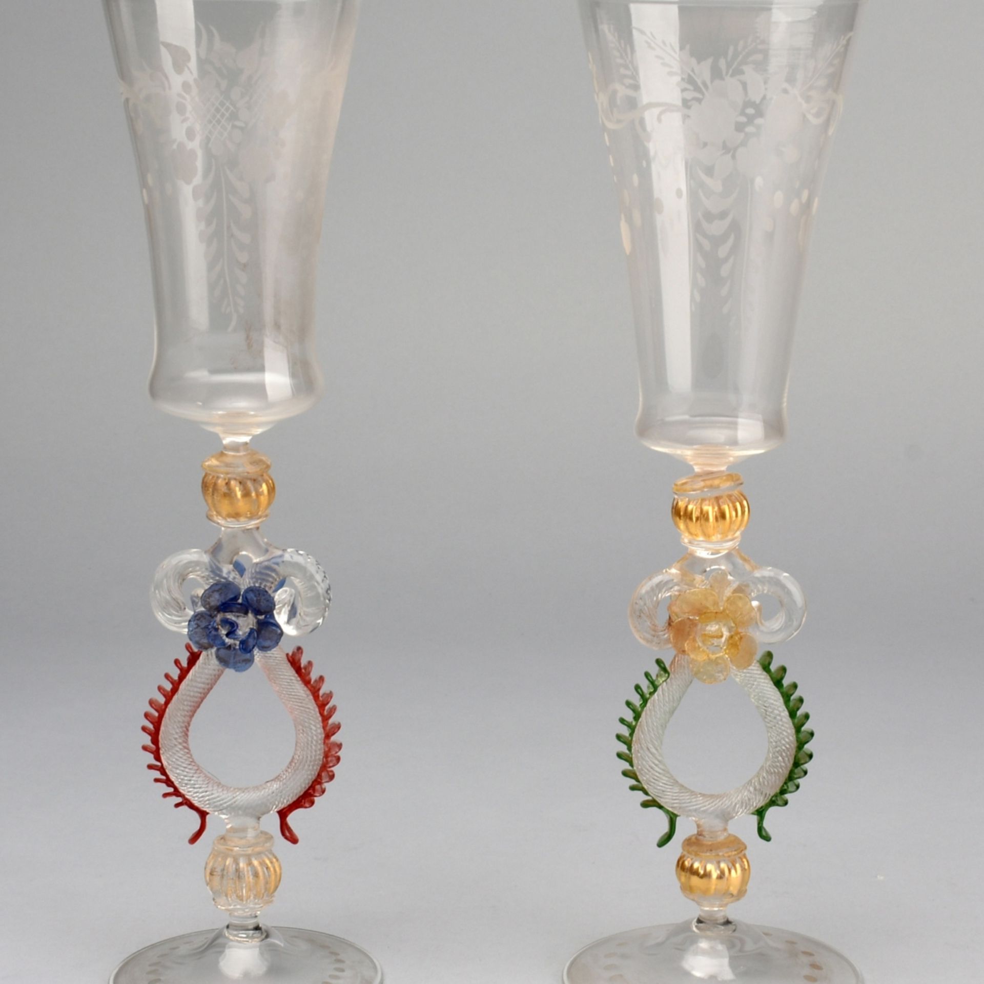 Zwei Murano-Sektflöten farbloses Abrissglas, Lampentechnik, großer Rundfuß mit mattem Punktedeko
