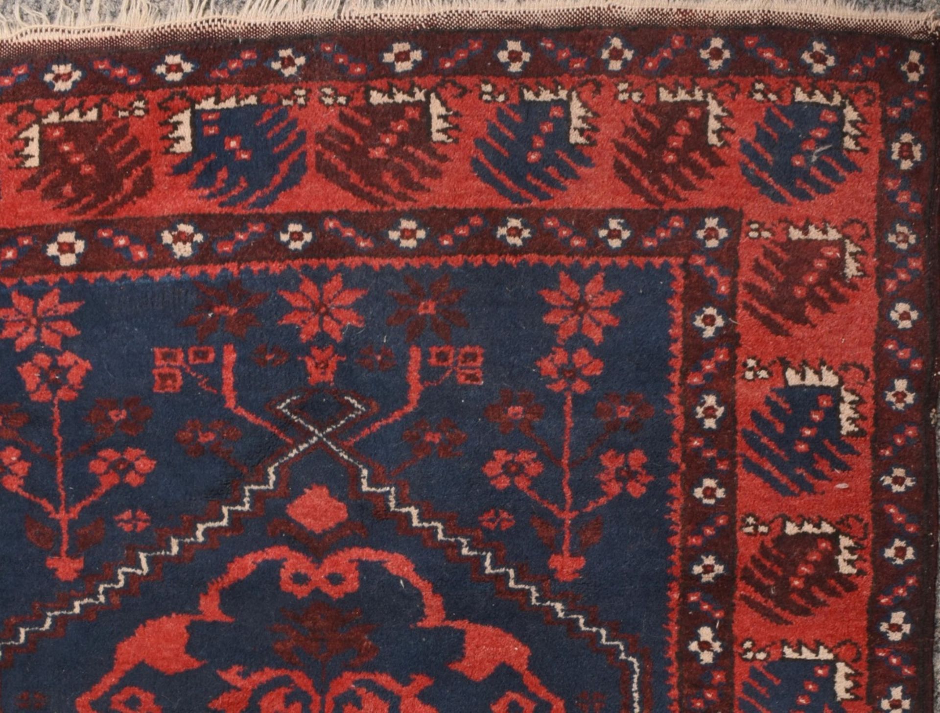 Brücke Wolle, handgeknüpft, geometrisch gemustert in Rottönen, Blau und Weiß, Fransen besch., c - Bild 3 aus 3