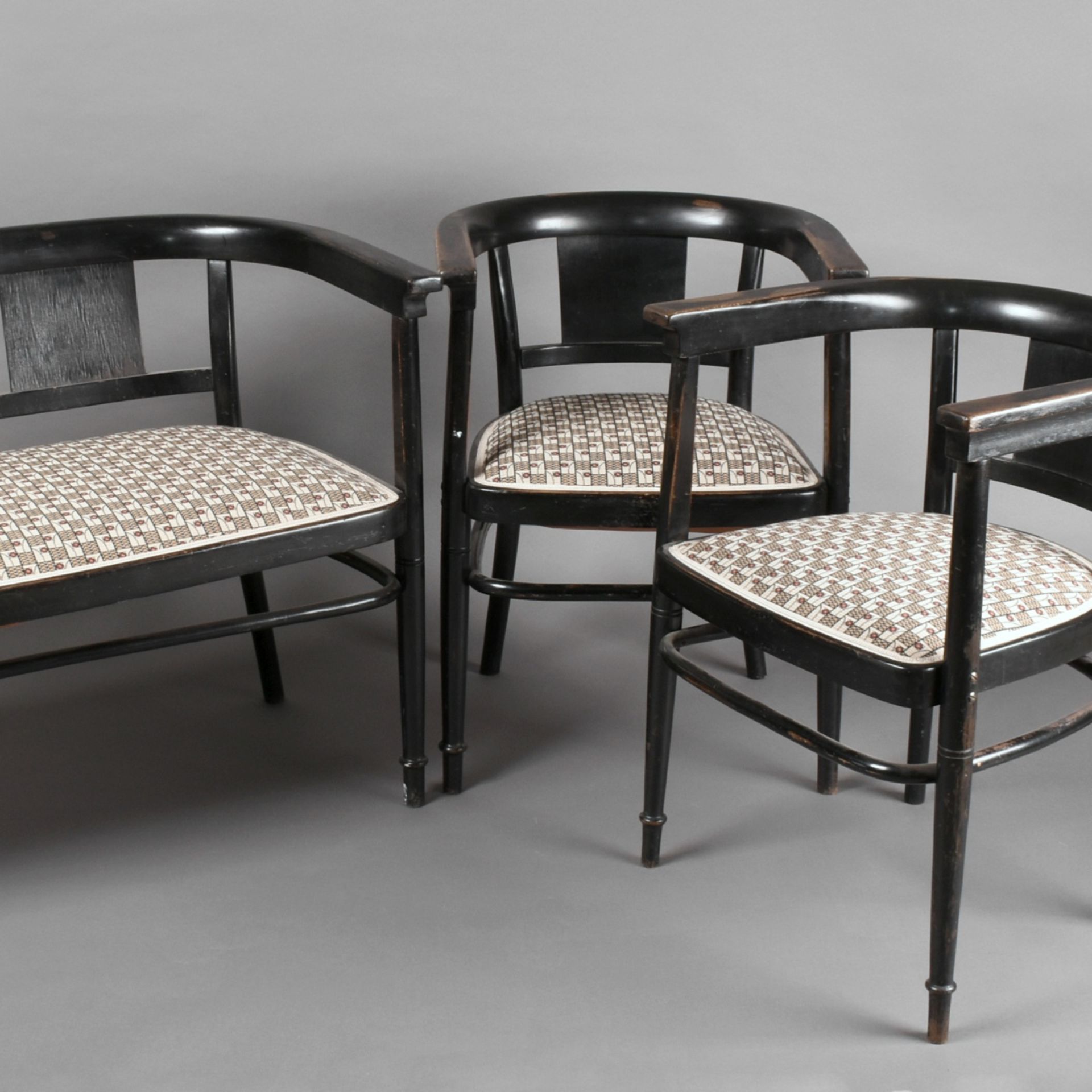 Jugendstil-Sitzgarnitur im Stil der Wiener Moderne, bestehend aus Sitzbank und 2 Armlehnstühlen, s