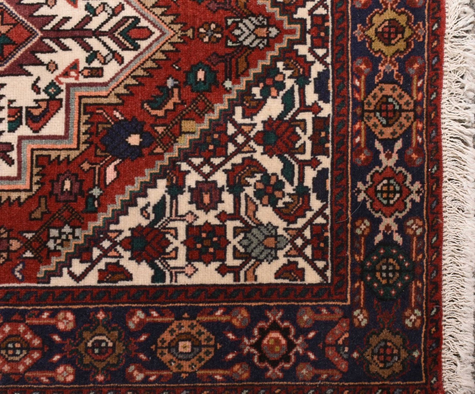 Brücke Persien, Wolle handgeknüpft, geometrisch gemustert mit zentralem Zackenmedaillon in Rot, N - Bild 3 aus 3