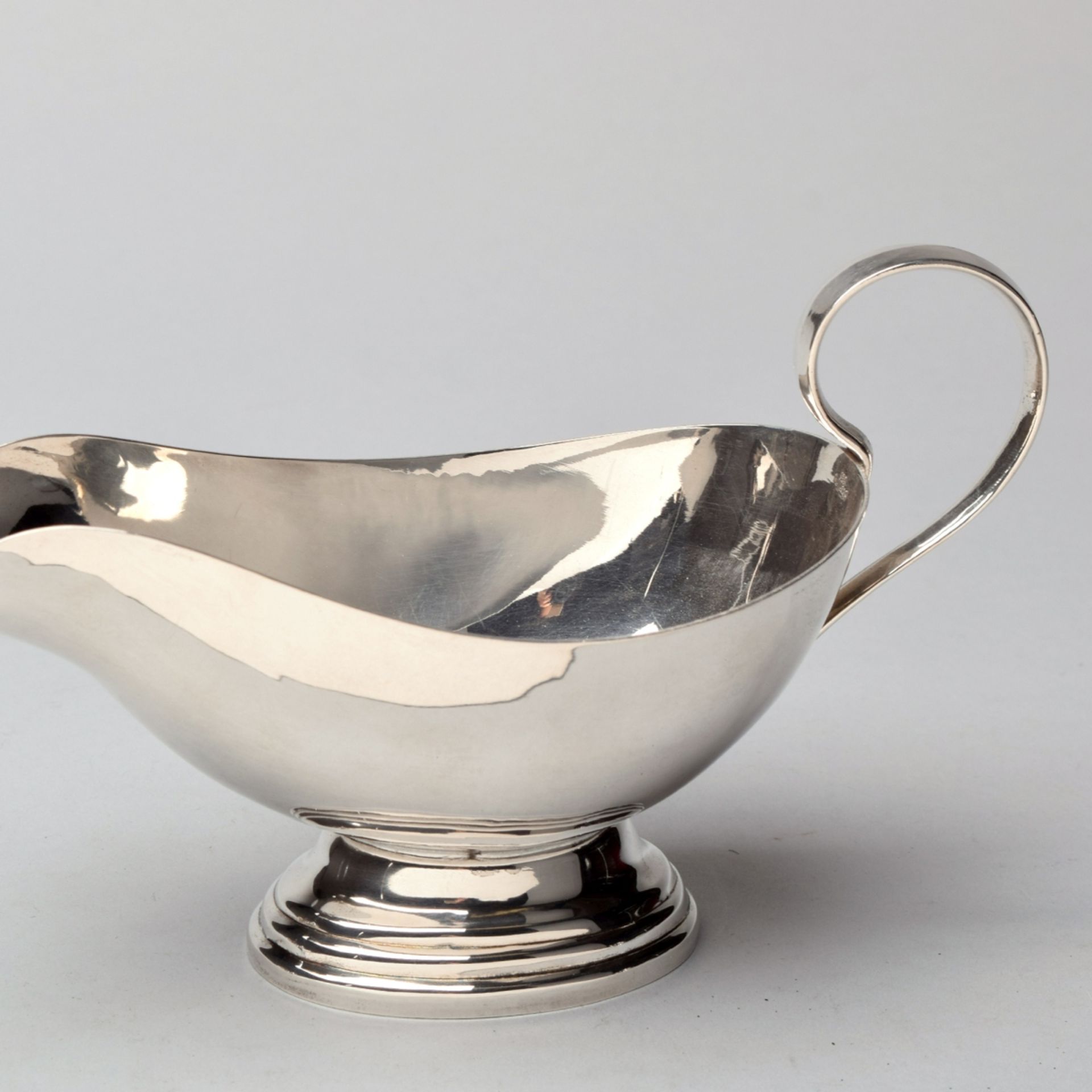 Sauciere Silber 925, ungemarkt, klassische Ausformung mit getrepptem Ovalfuß, gebogene Handhabe, H