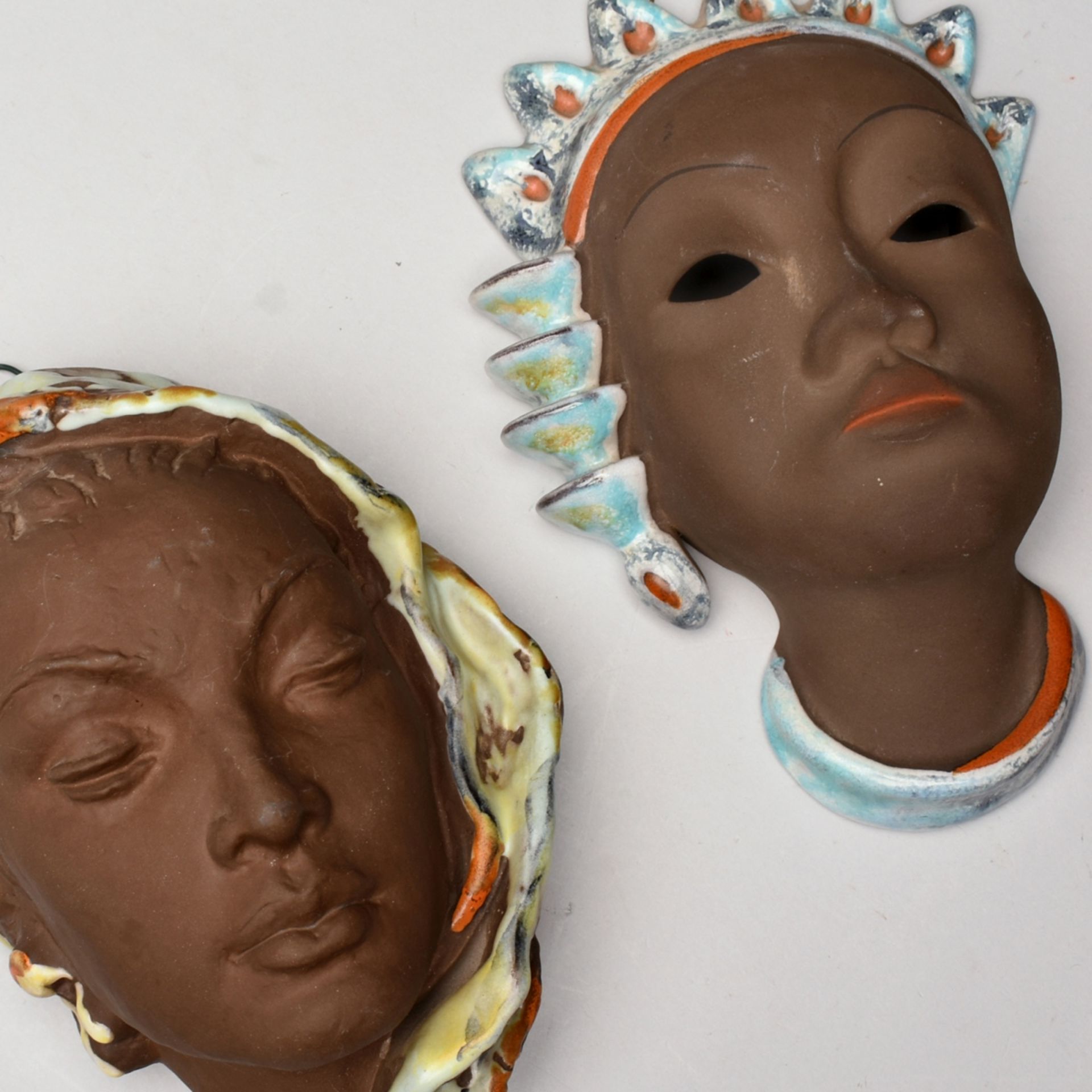 Zwei Wandmasken Hersteller: Staatl. Majolika-Manufaktur Karlsruhe (Pressmarke), weibliches Haupt mi