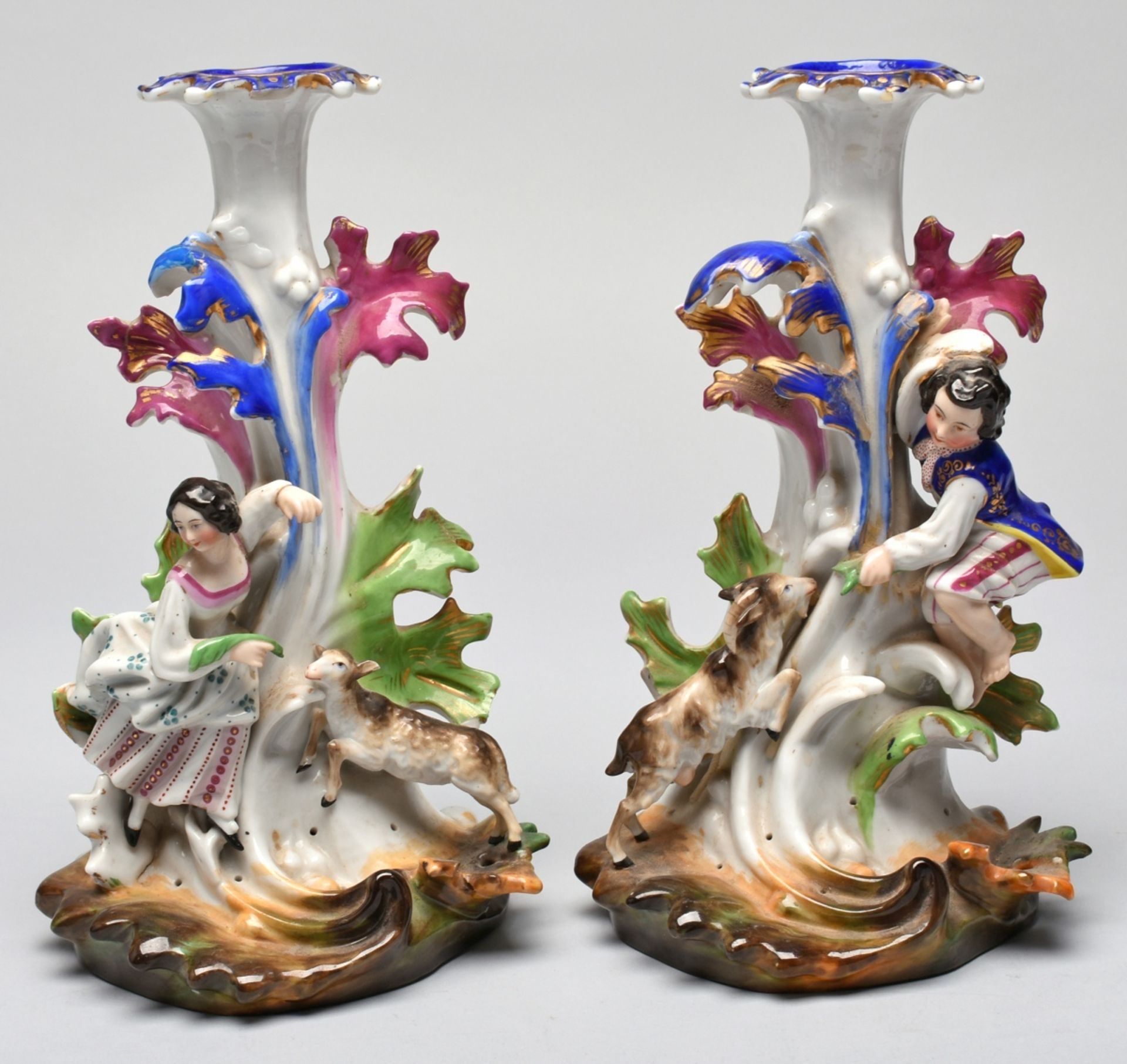 Paar figürliche Leuchter ungemarkt, je einflammig, Fuß und Schaft plastisch mit geschwungenen Bla - Bild 2 aus 3