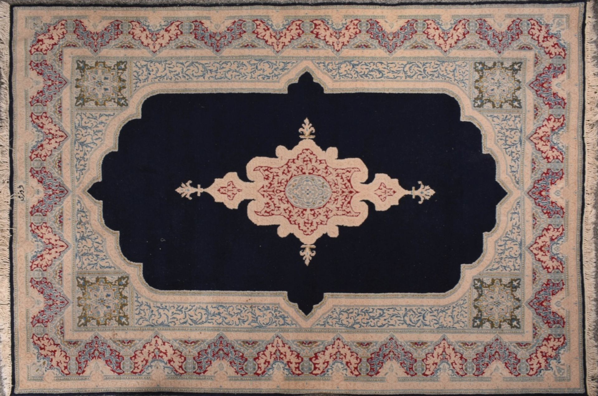 Teppich Wolle handgeknüpft, nachtblaues Innenfeld, das geschweifte Zentralmedaillon und die Bordü - Bild 2 aus 3