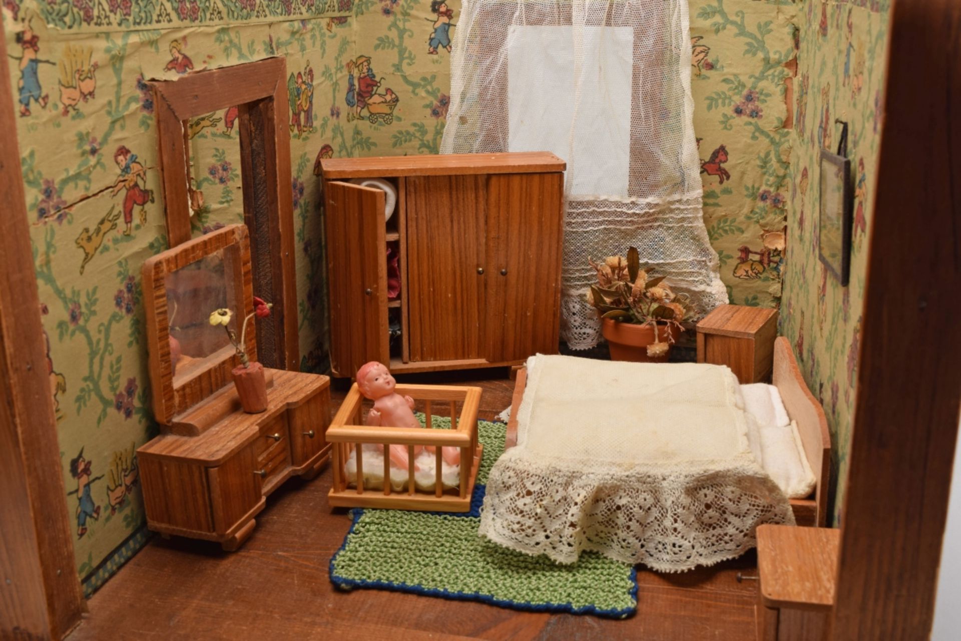Puppenstube dreiseitiges Gehäuse mit farbiger Tapete, zwei Zimmer, mit Stuben- und Schlafzimmermö - Bild 3 aus 4