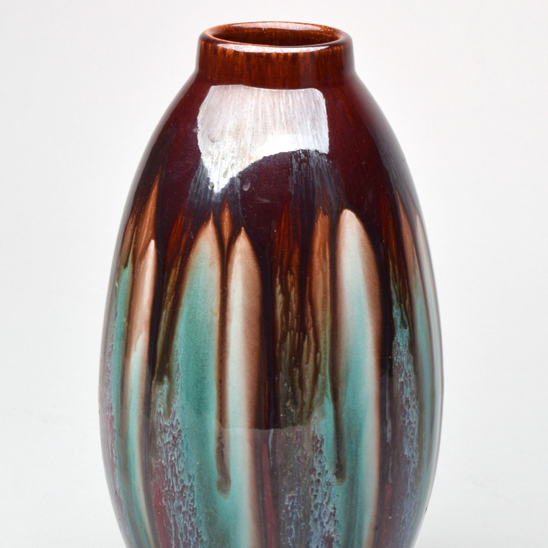 Jugendstil-Vase ungemarkt, nummeriert 129, ziegelroter Scherben, ovoide Wandung mit kurzem Hals, me