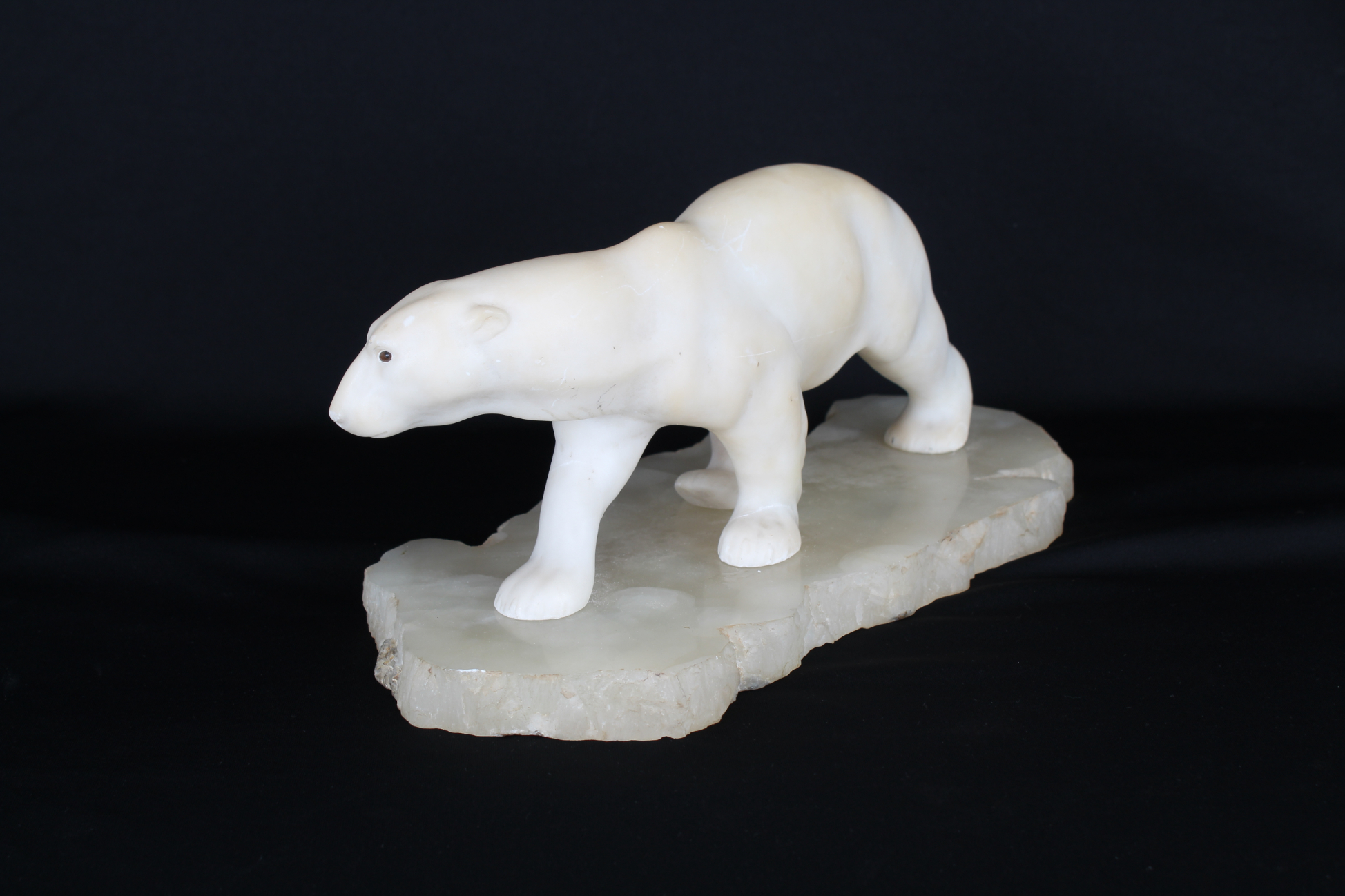 Carved Polar Bear on Rock Base - Bild 4 aus 7