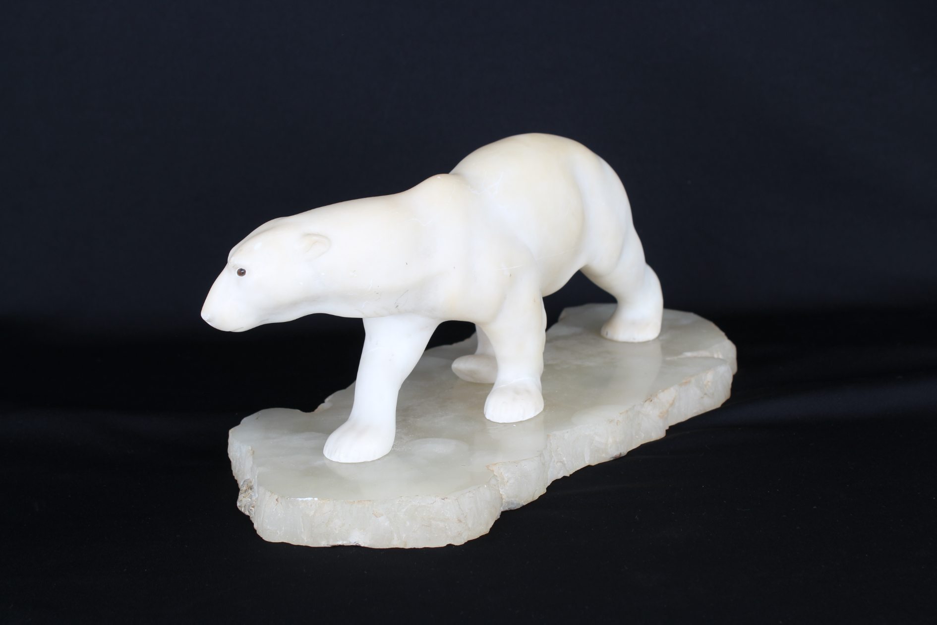 Carved Polar Bear on Rock Base - Bild 3 aus 7