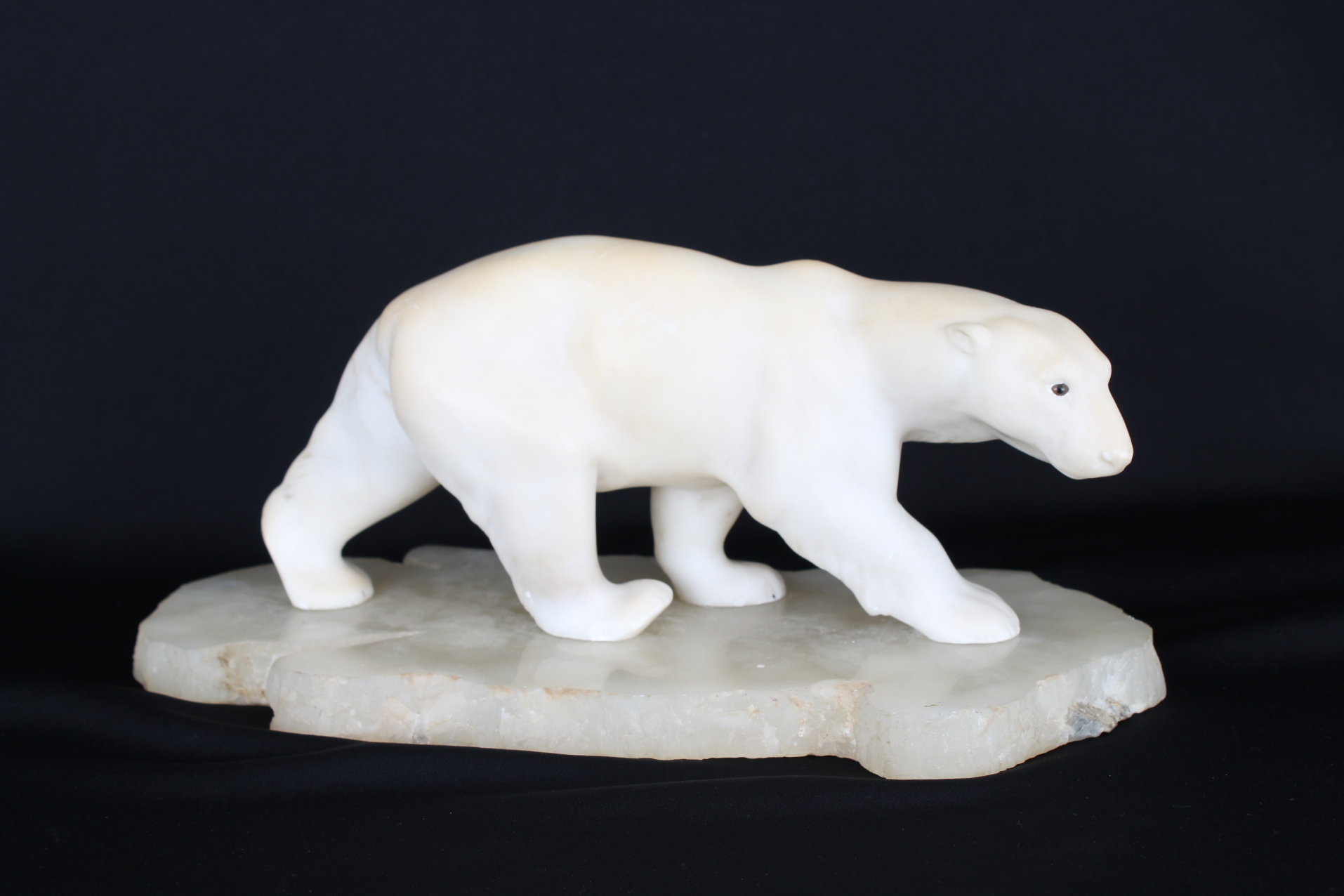 Carved Polar Bear on Rock Base - Bild 2 aus 7