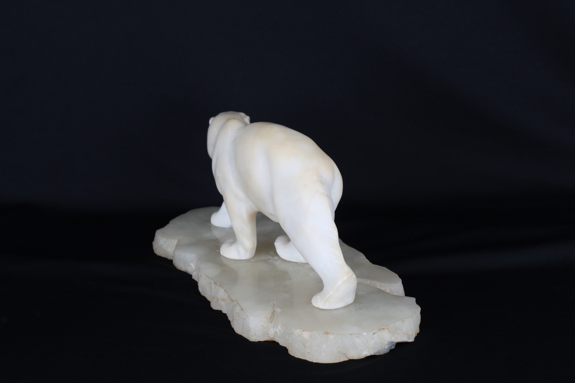 Carved Polar Bear on Rock Base - Bild 5 aus 7