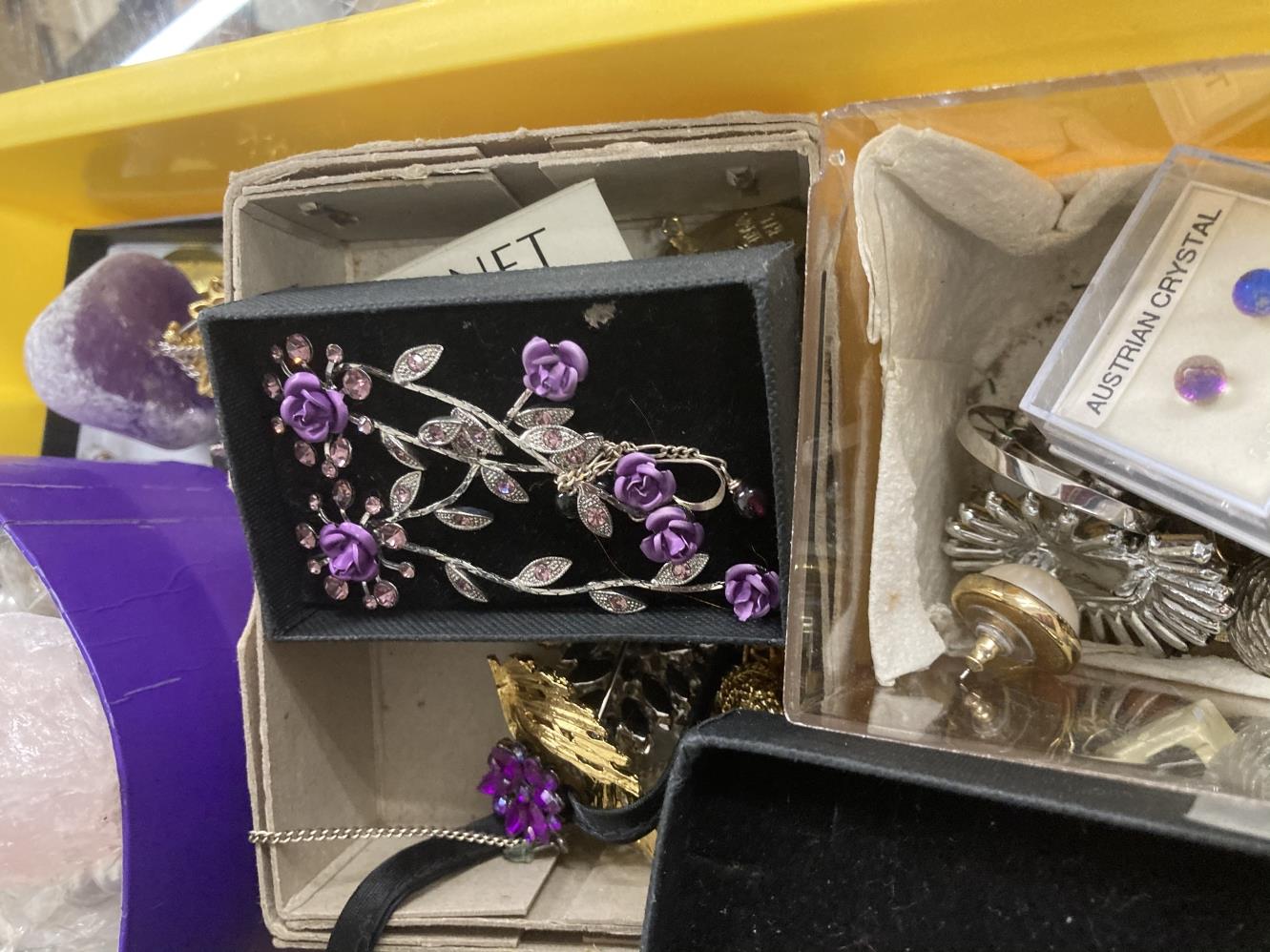 20th cent. Costume Jewellery: Monet drop earrings, floral necklace and earrings set, enamel coloured - Image 2 of 4