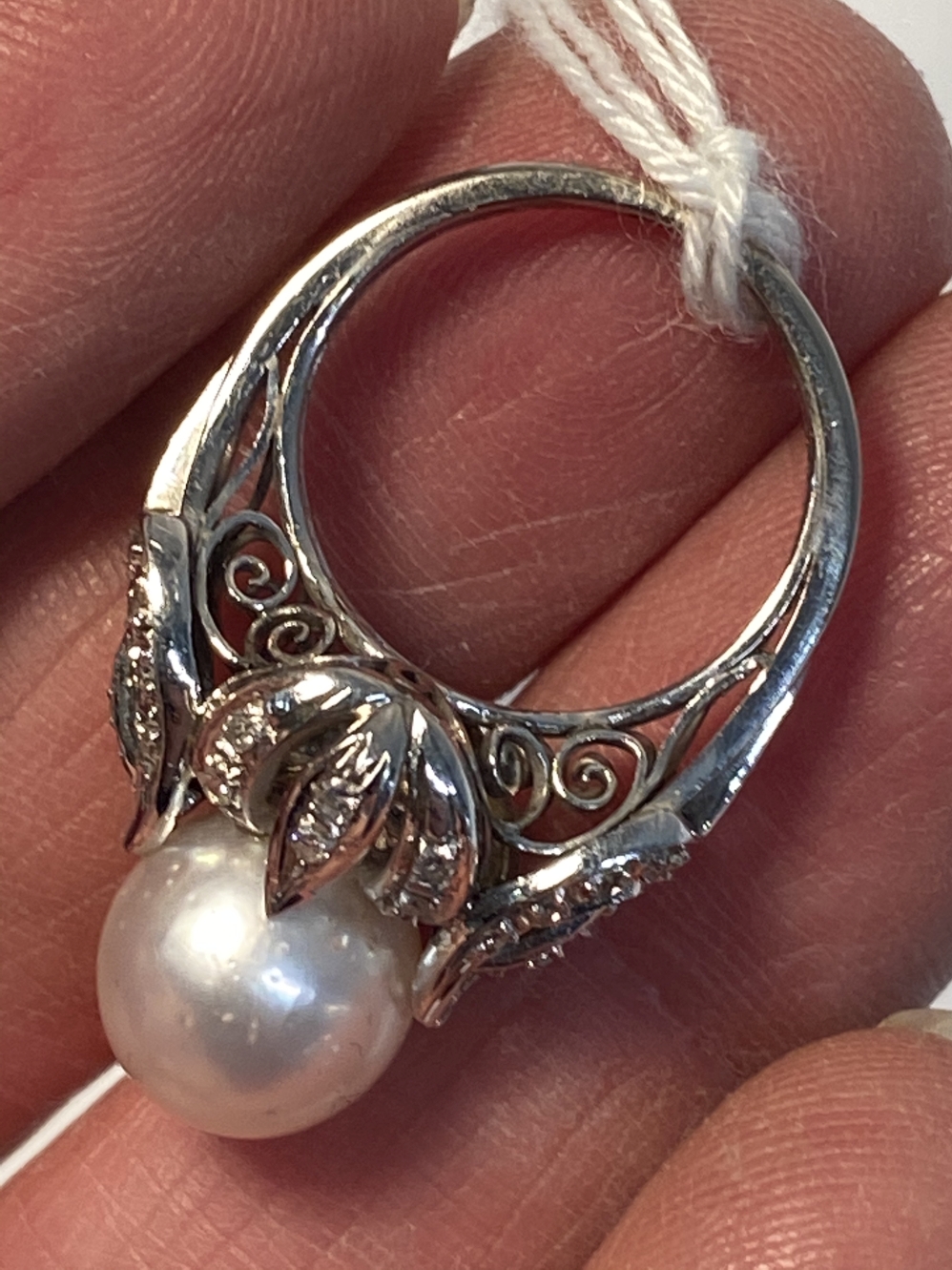 Jewellery: White metal ring cluster centre set with a 10mm cultured pearl surrounded by forty two - Image 3 of 3