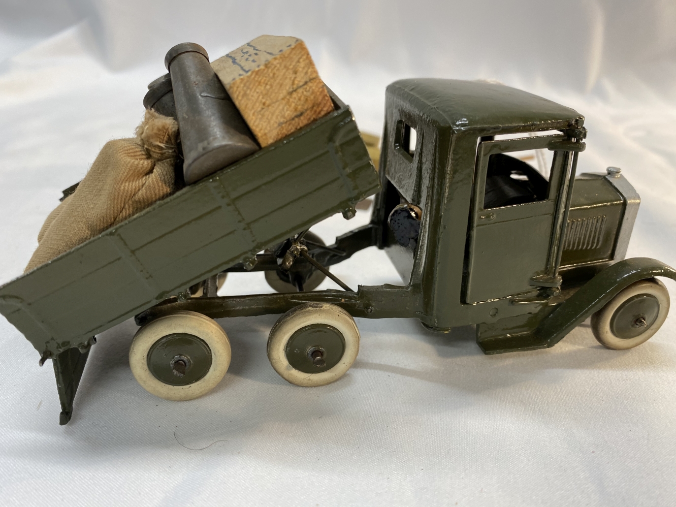 Military Toys: W. Britain, lorry, army, six wheeled type with driver and accessories, military - Image 4 of 4