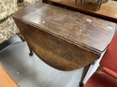 18th cent. Drop leaf table on tapering supports ending on pad feet. 41ins.